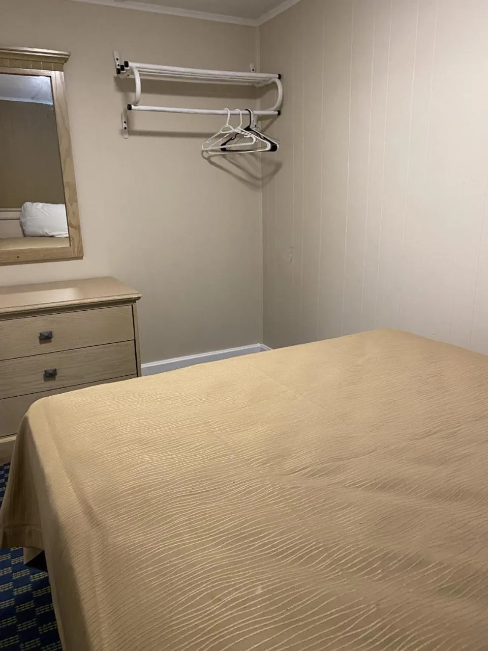 Bedroom, Bed in The Admiral Hotel/Motel