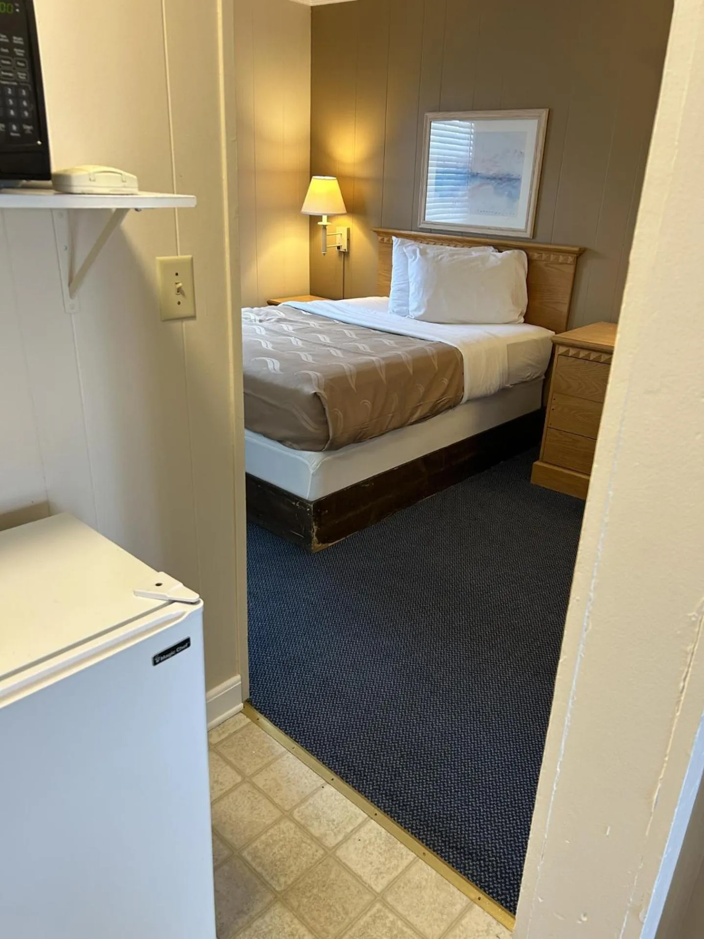 Photo of the whole room, Bed in The Admiral Hotel/Motel