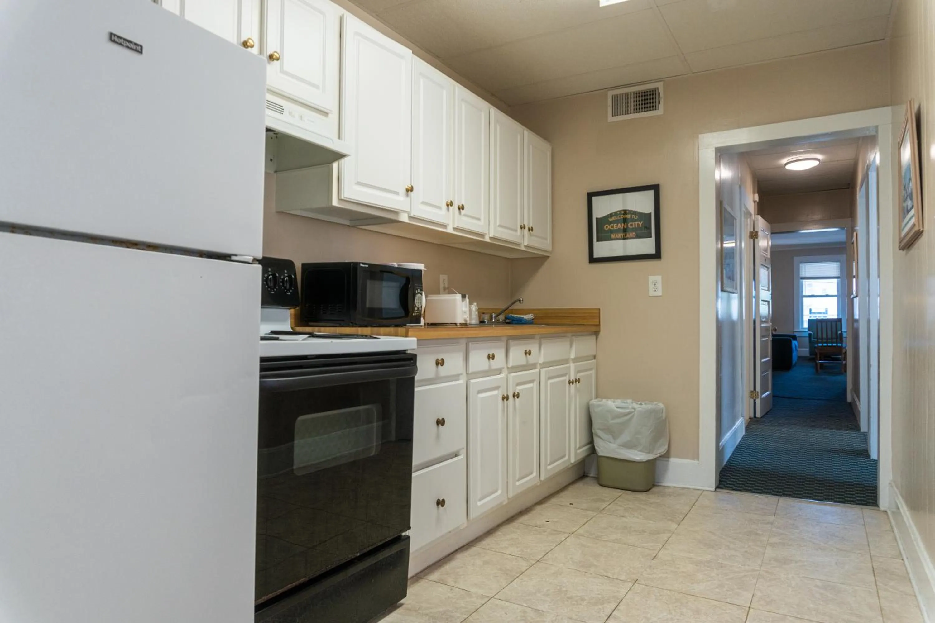 Kitchen or kitchenette in The Admiral Hotel/Motel
