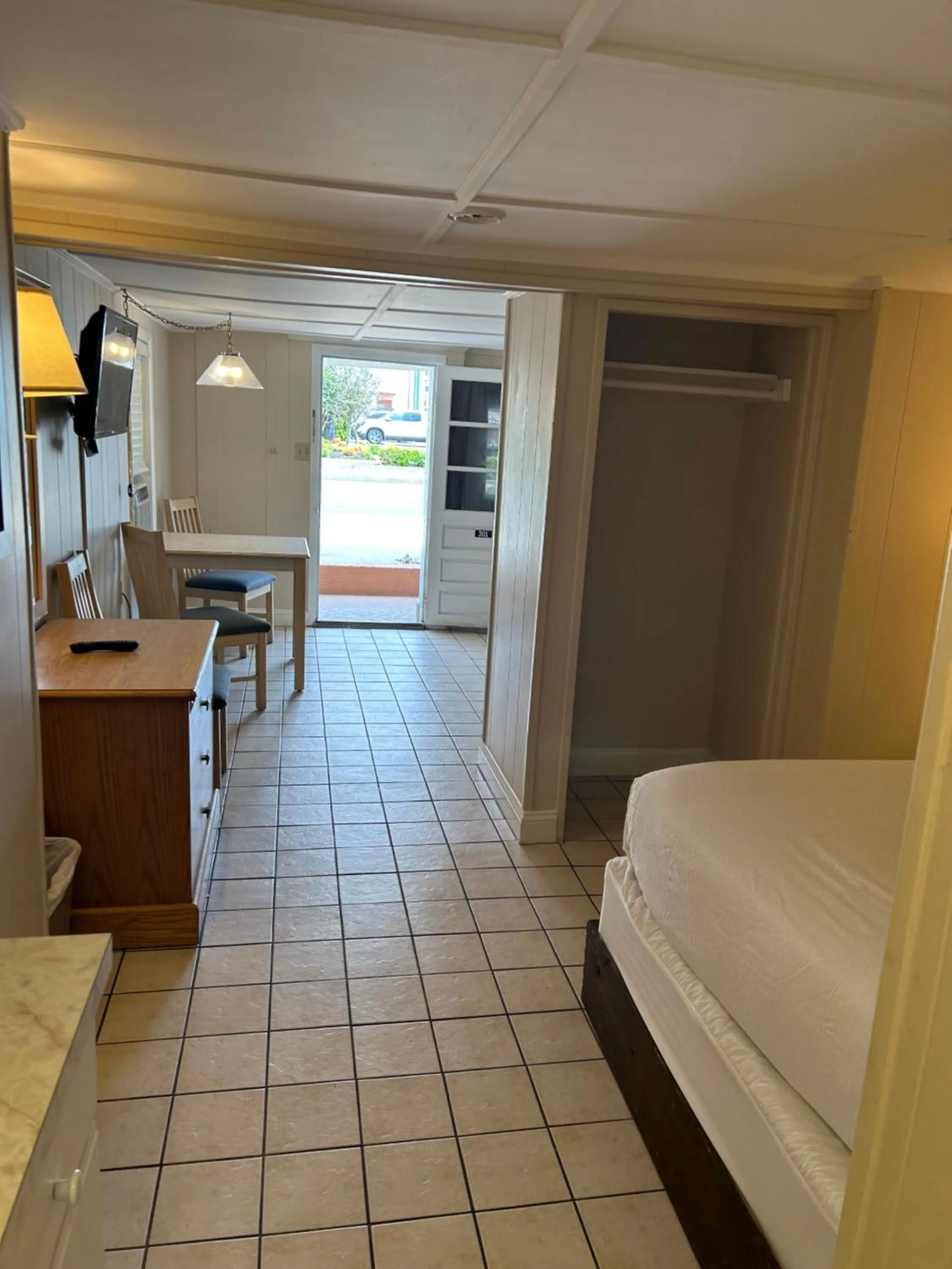 Photo of the whole room, Bed in The Admiral Hotel/Motel