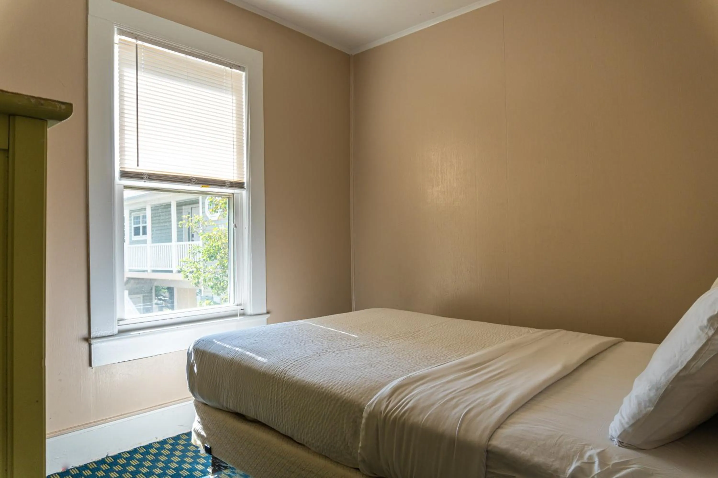 Bedroom, Bed in The Admiral Hotel/Motel