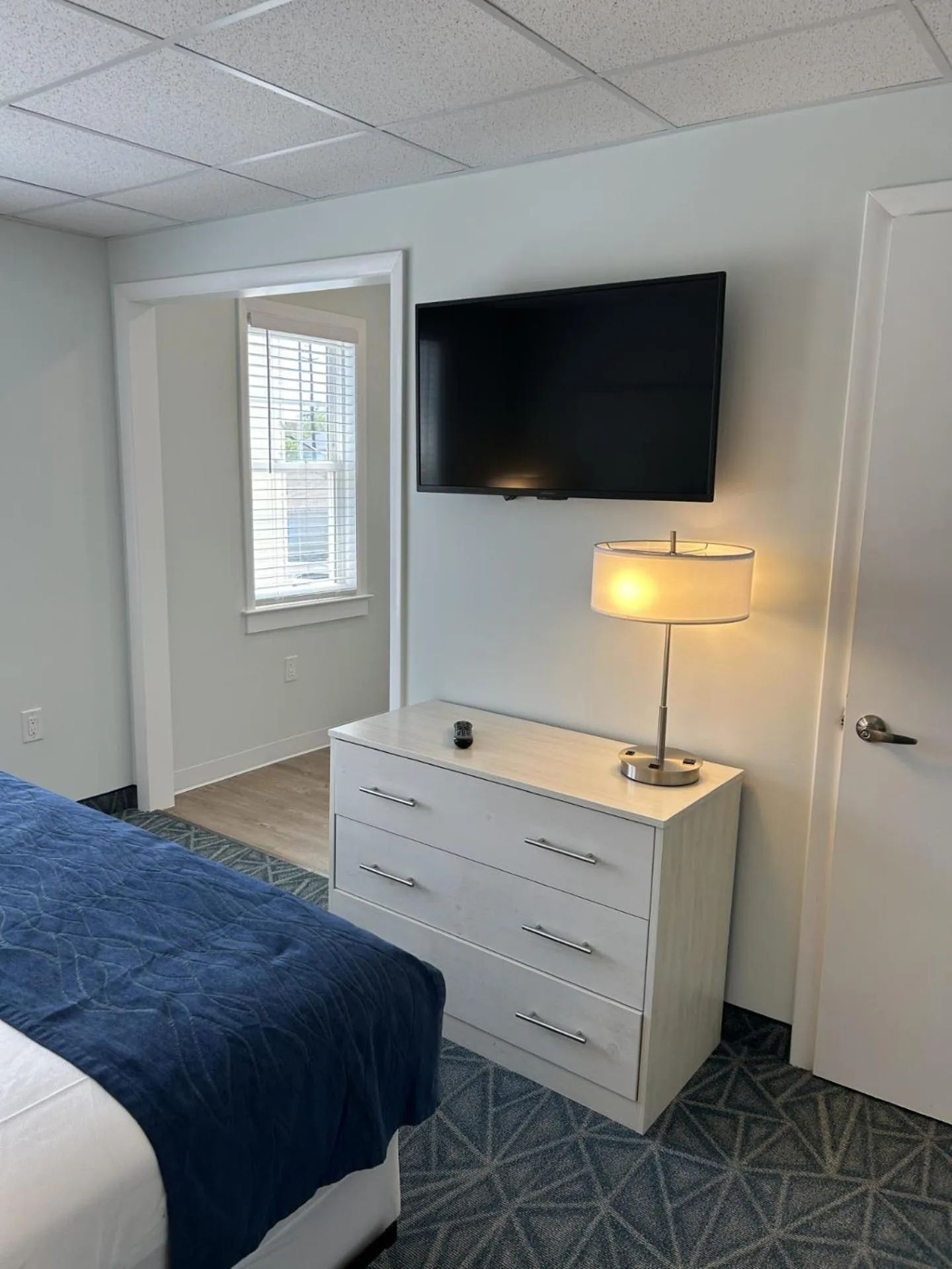 Photo of the whole room, Bed in The Admiral Hotel/Motel