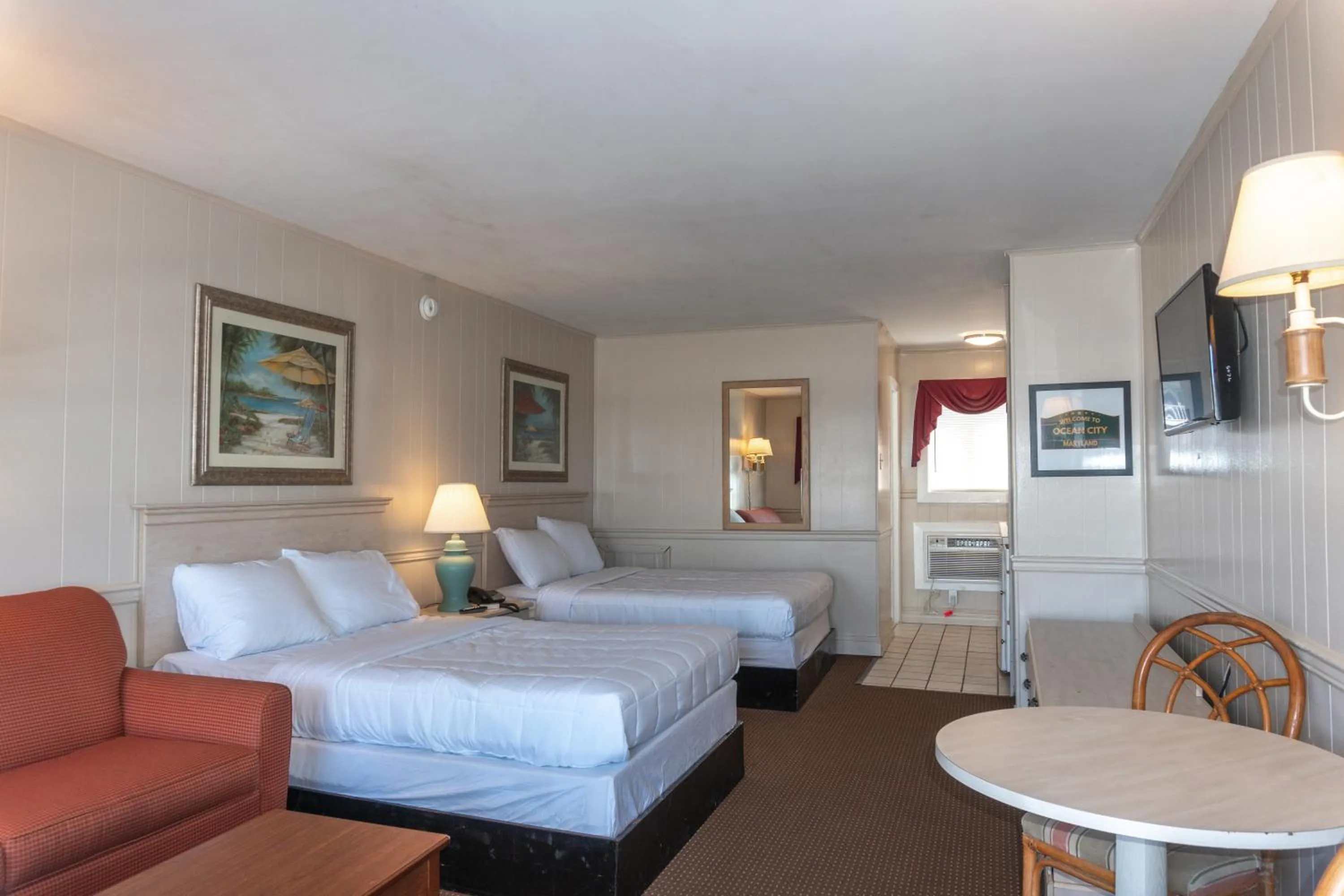 Photo of the whole room, Bed in The Admiral Hotel/Motel