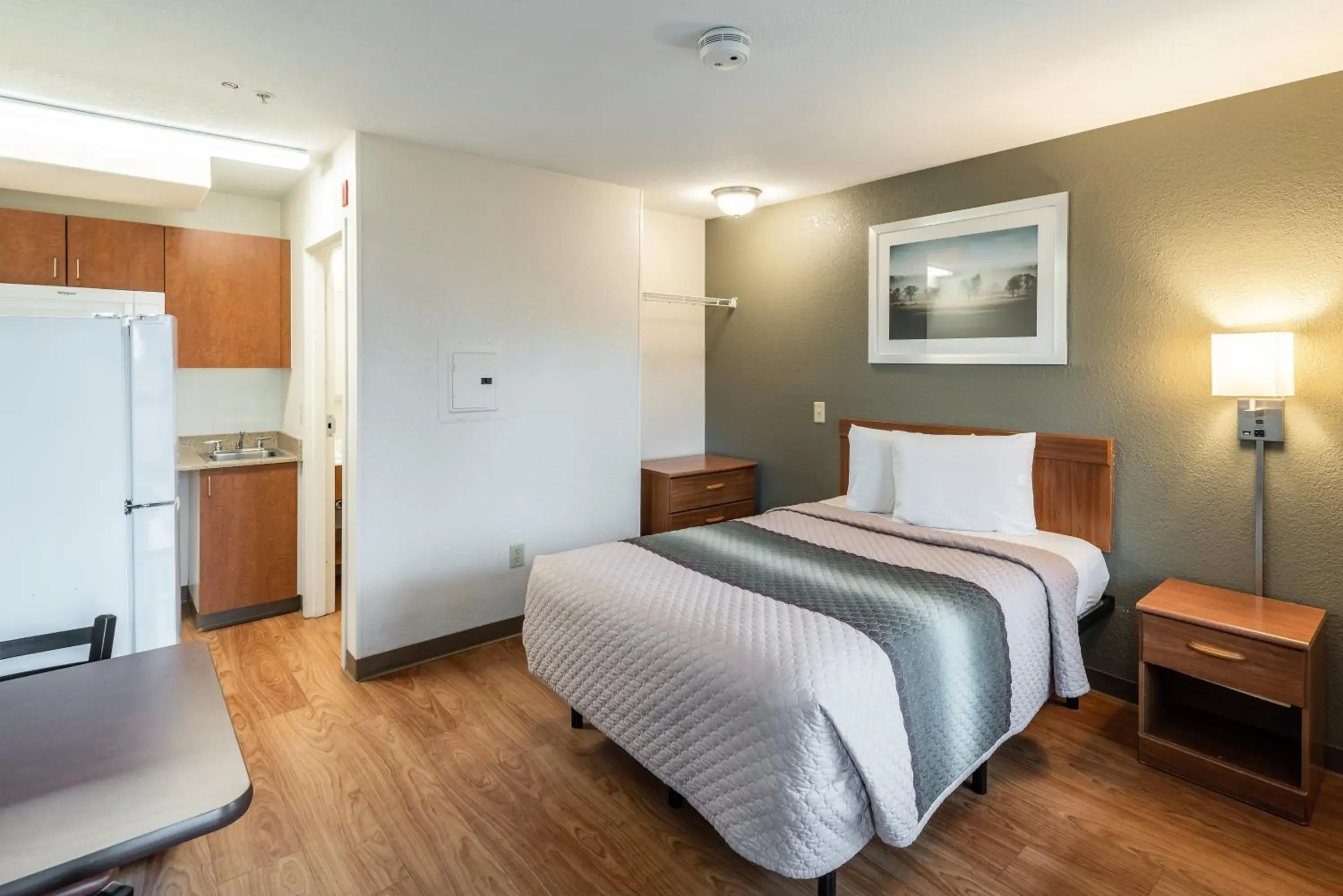 Photo of the whole room, Bed in HomeTowne Studios by Red Roof Spokane - Valley Photo of the whole room, Bed in HomeTowne Studios by Red Roof Spokane - Valley