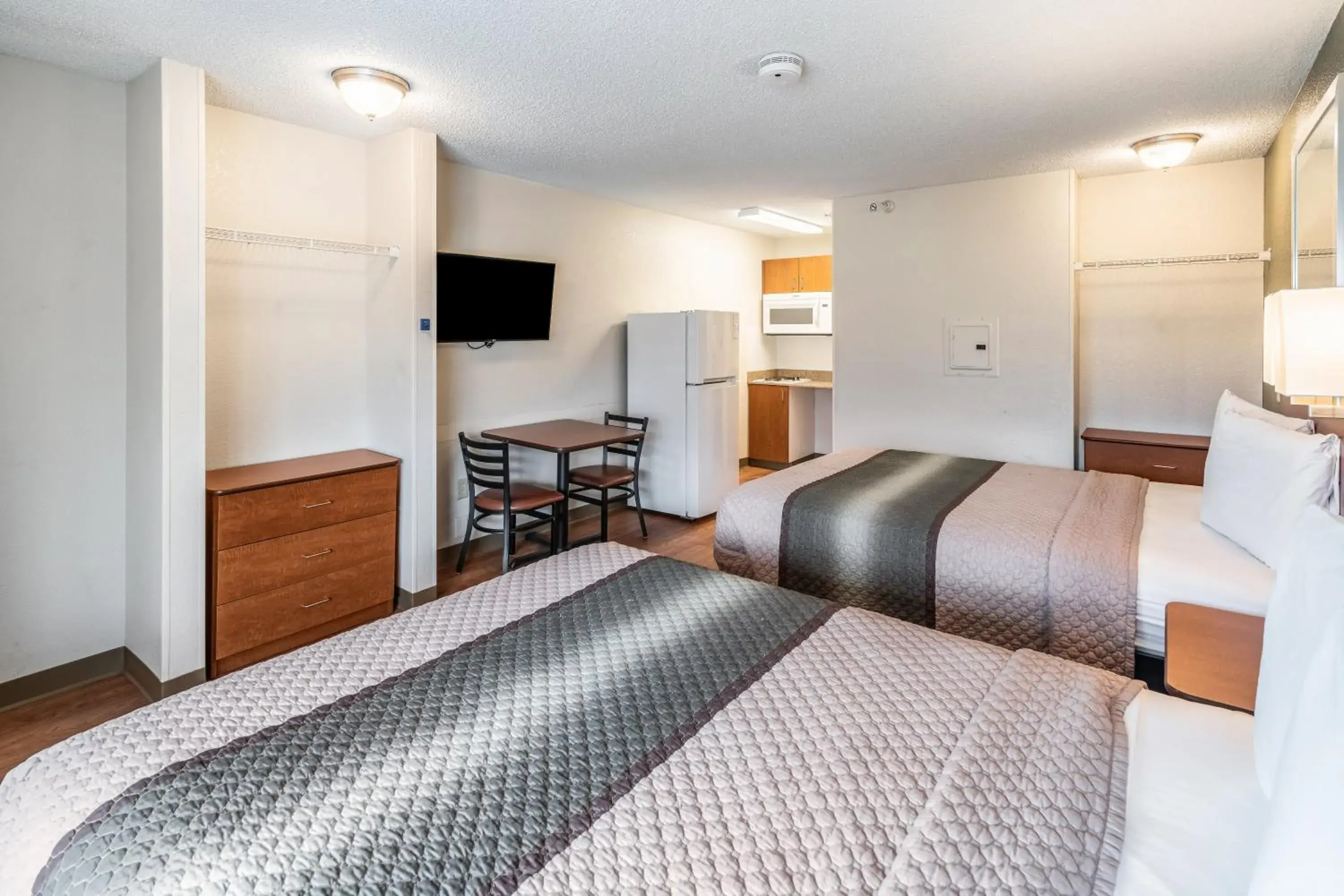 Photo of the whole room, Bed in HomeTowne Studios by Red Roof Spokane - Valley Photo of the whole room, Bed in HomeTowne Studios by Red Roof Spokane - Valley