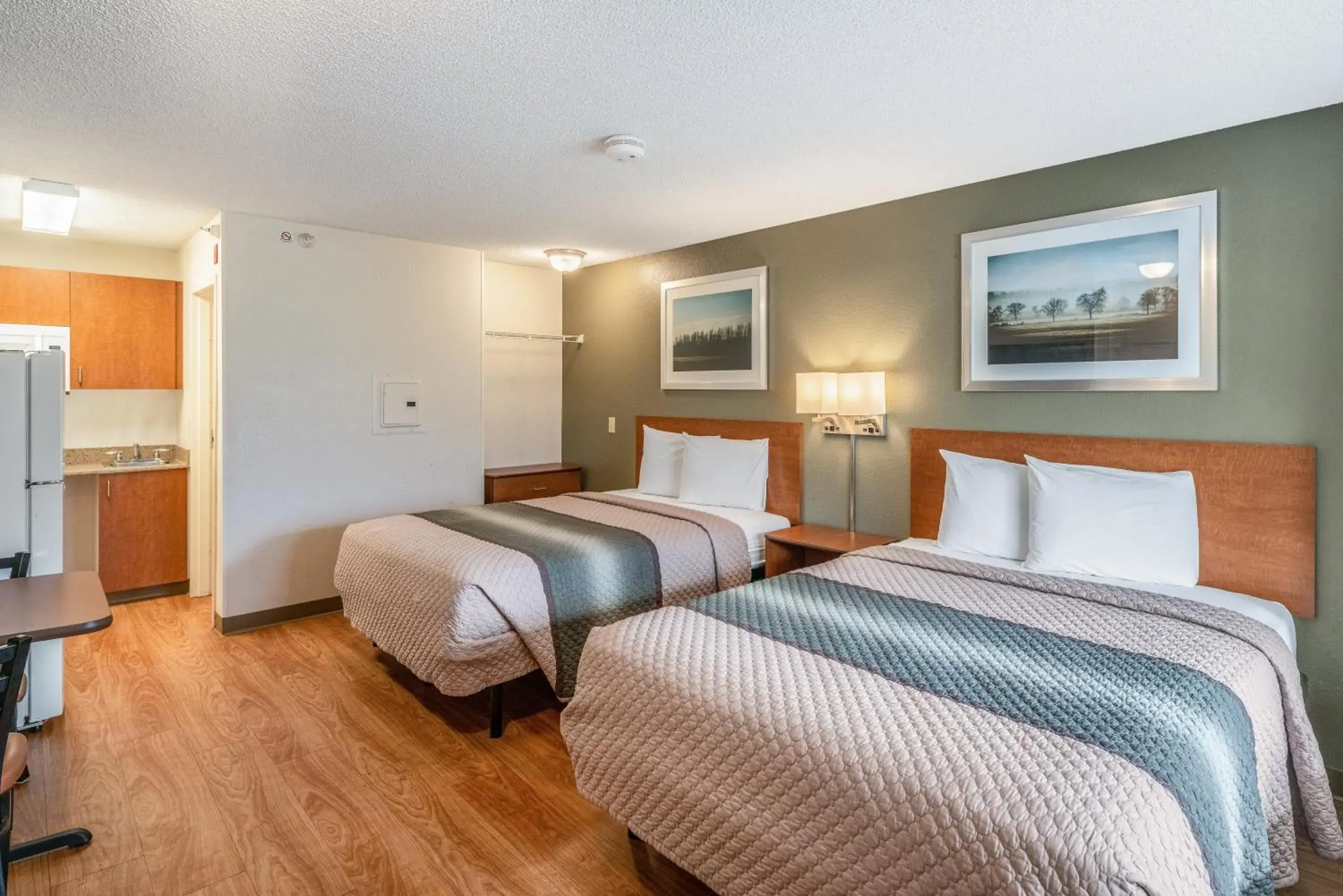Photo of the whole room, Bed in HomeTowne Studios by Red Roof Spokane - Valley Photo of the whole room, Bed in HomeTowne Studios by Red Roof Spokane - Valley