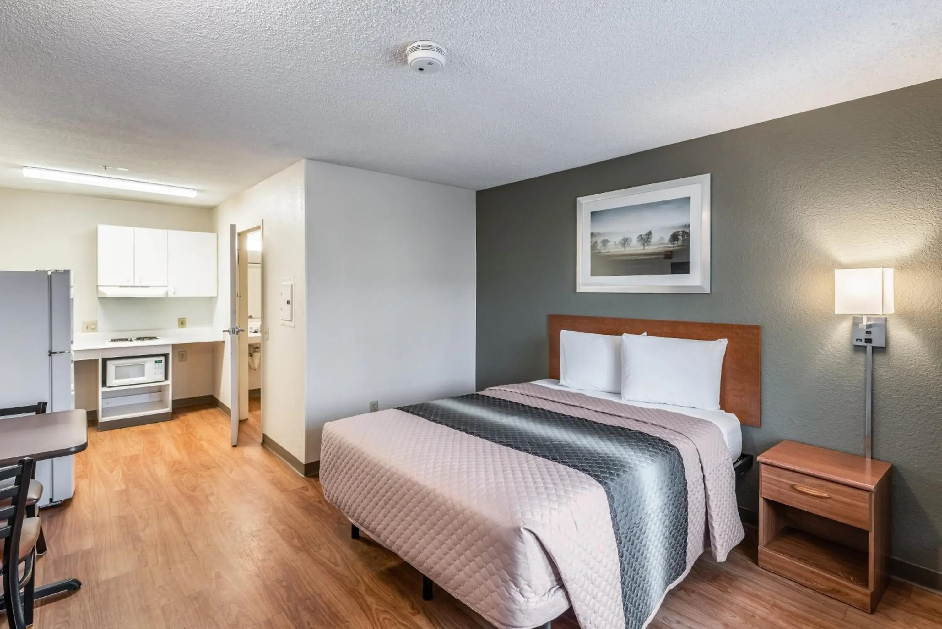 Photo of the whole room, Bed in HomeTowne Studios by Red Roof Spokane - Valley Photo of the whole room, Bed in HomeTowne Studios by Red Roof Spokane - Valley