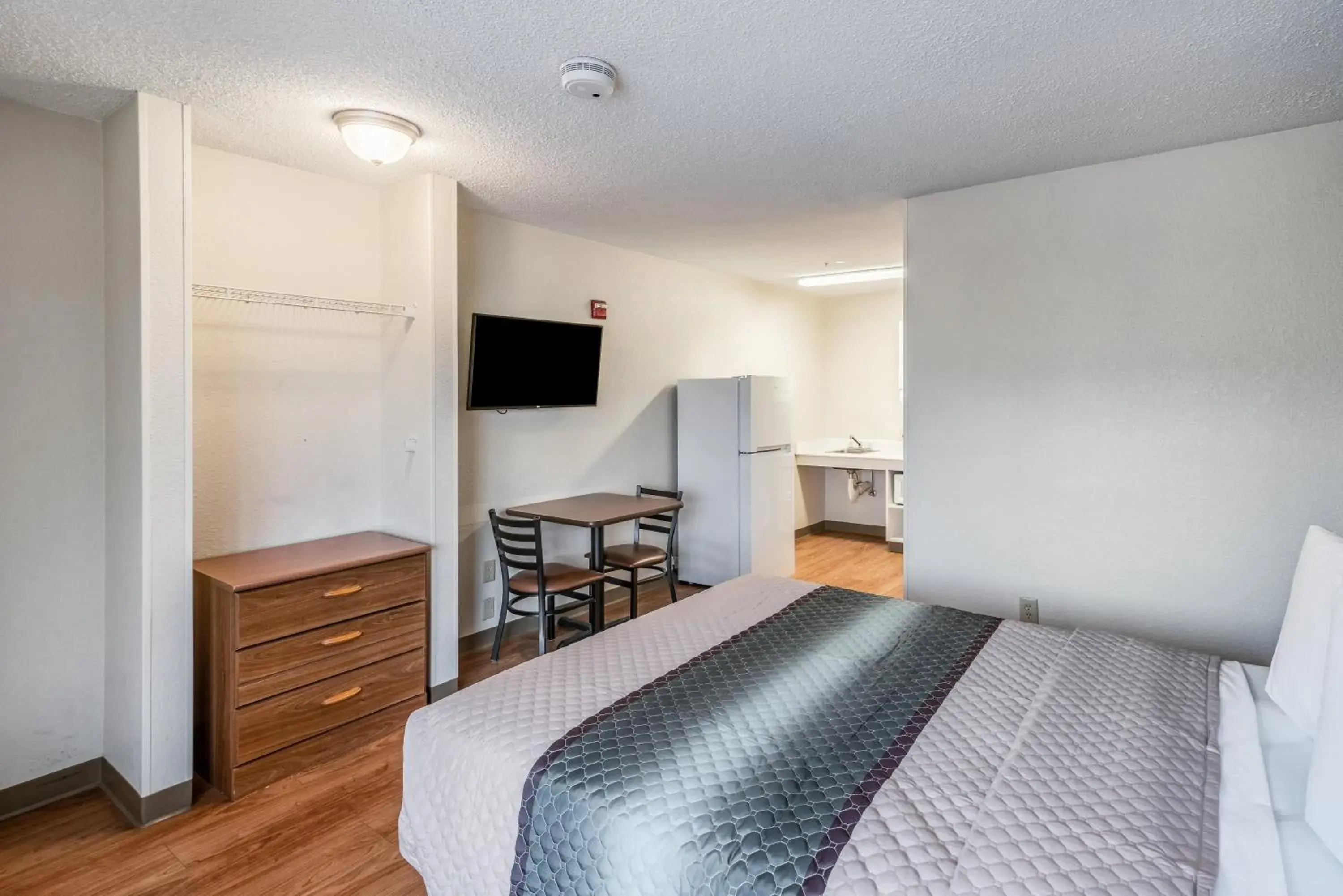 Photo of the whole room, Bed in HomeTowne Studios by Red Roof Spokane - Valley Photo of the whole room, Bed in HomeTowne Studios by Red Roof Spokane - Valley