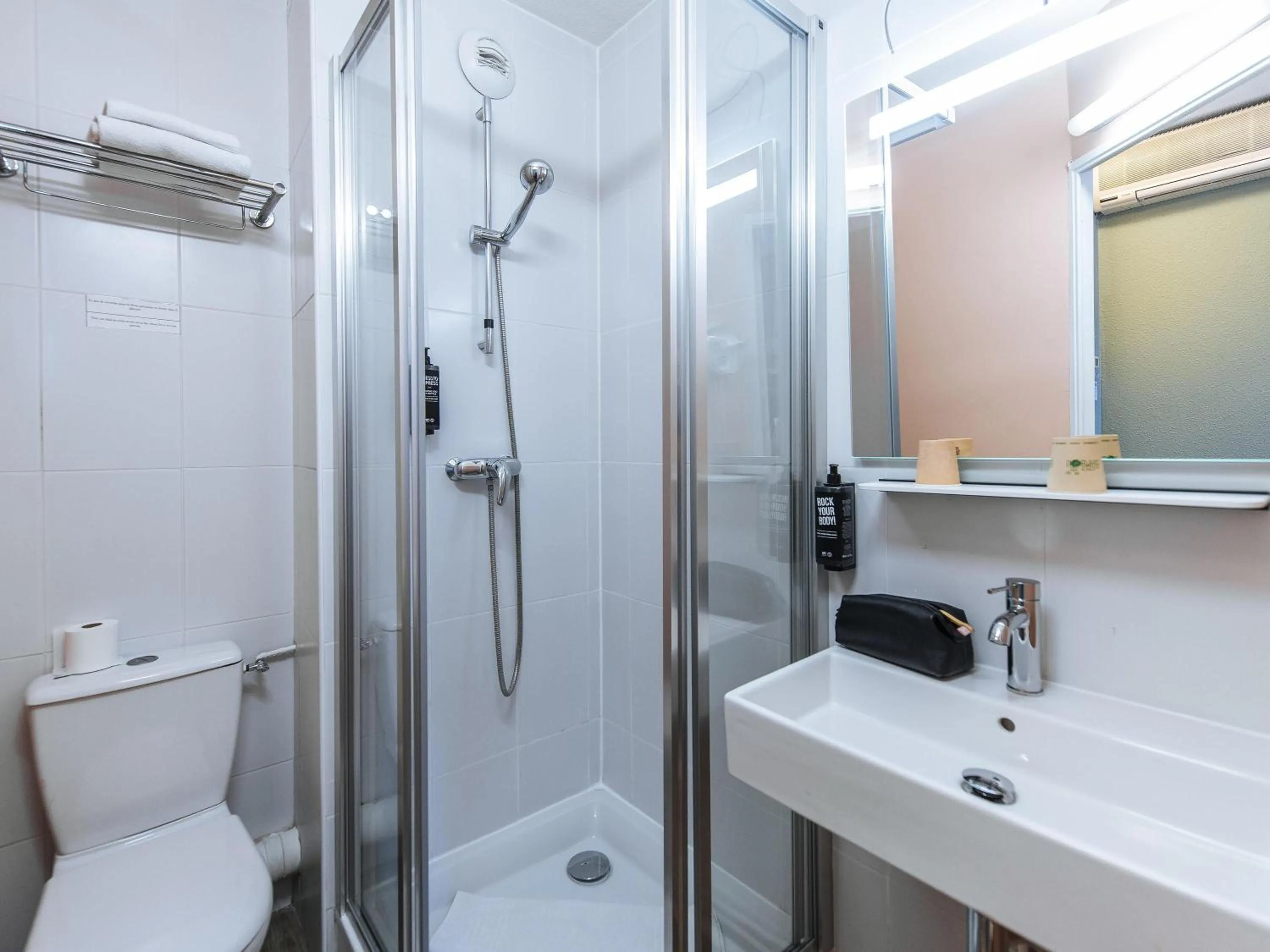 Bedroom in Ibis Styles Lyon Croix Rousse