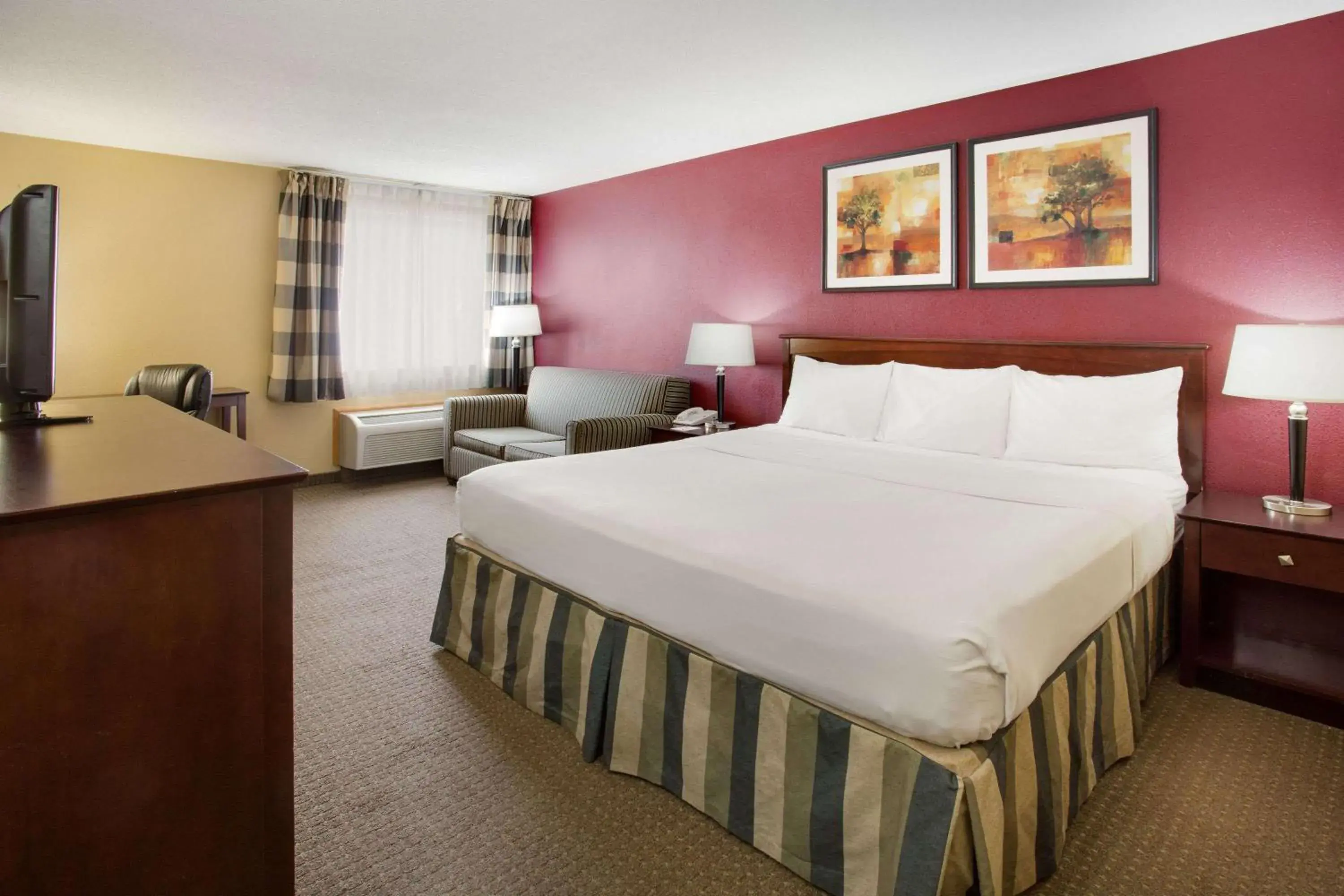 Photo of the whole room, Bed in Ramada by Wyndham Bettendorf