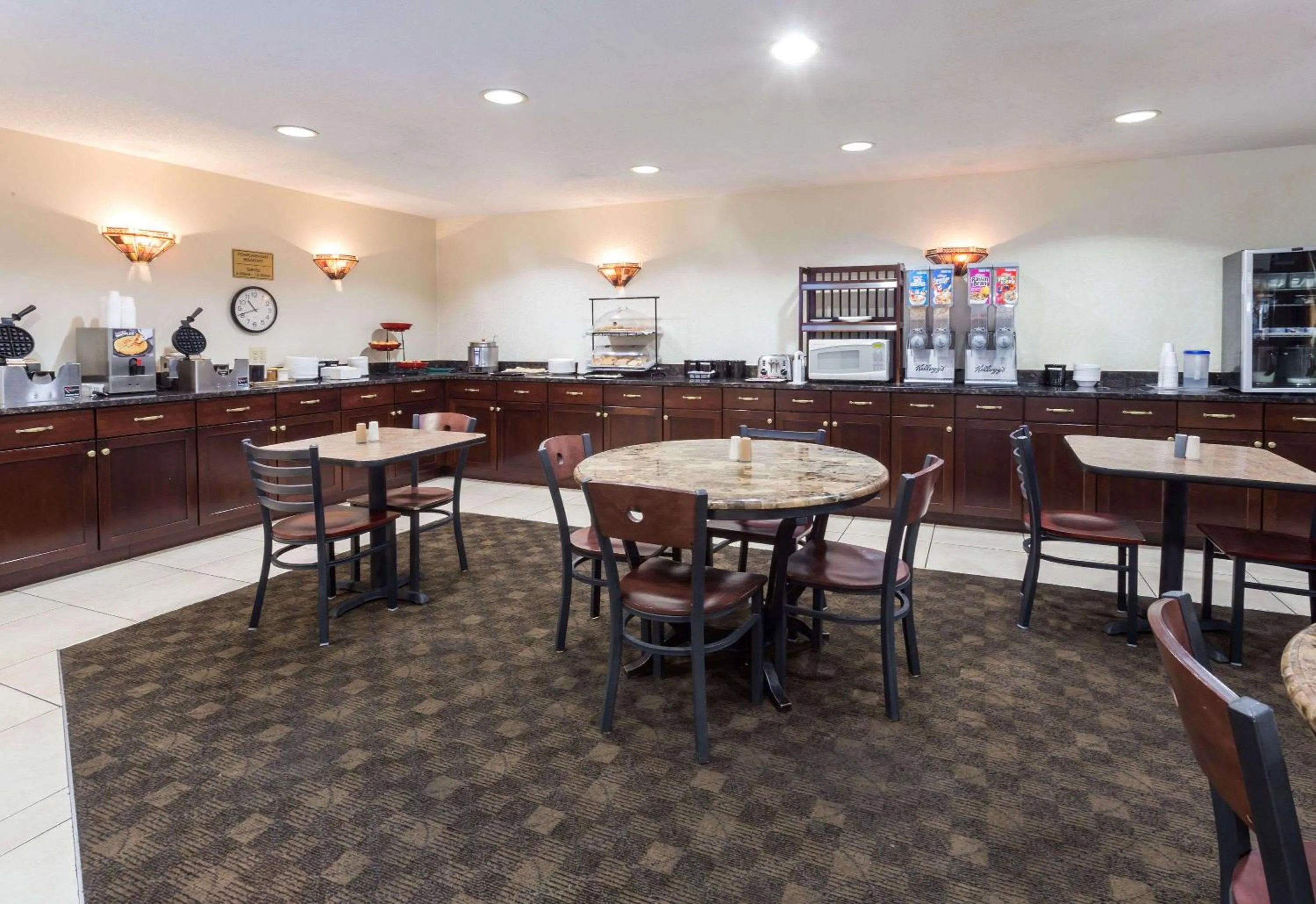 Restaurant/places to eat in Ramada by Wyndham Bettendorf
