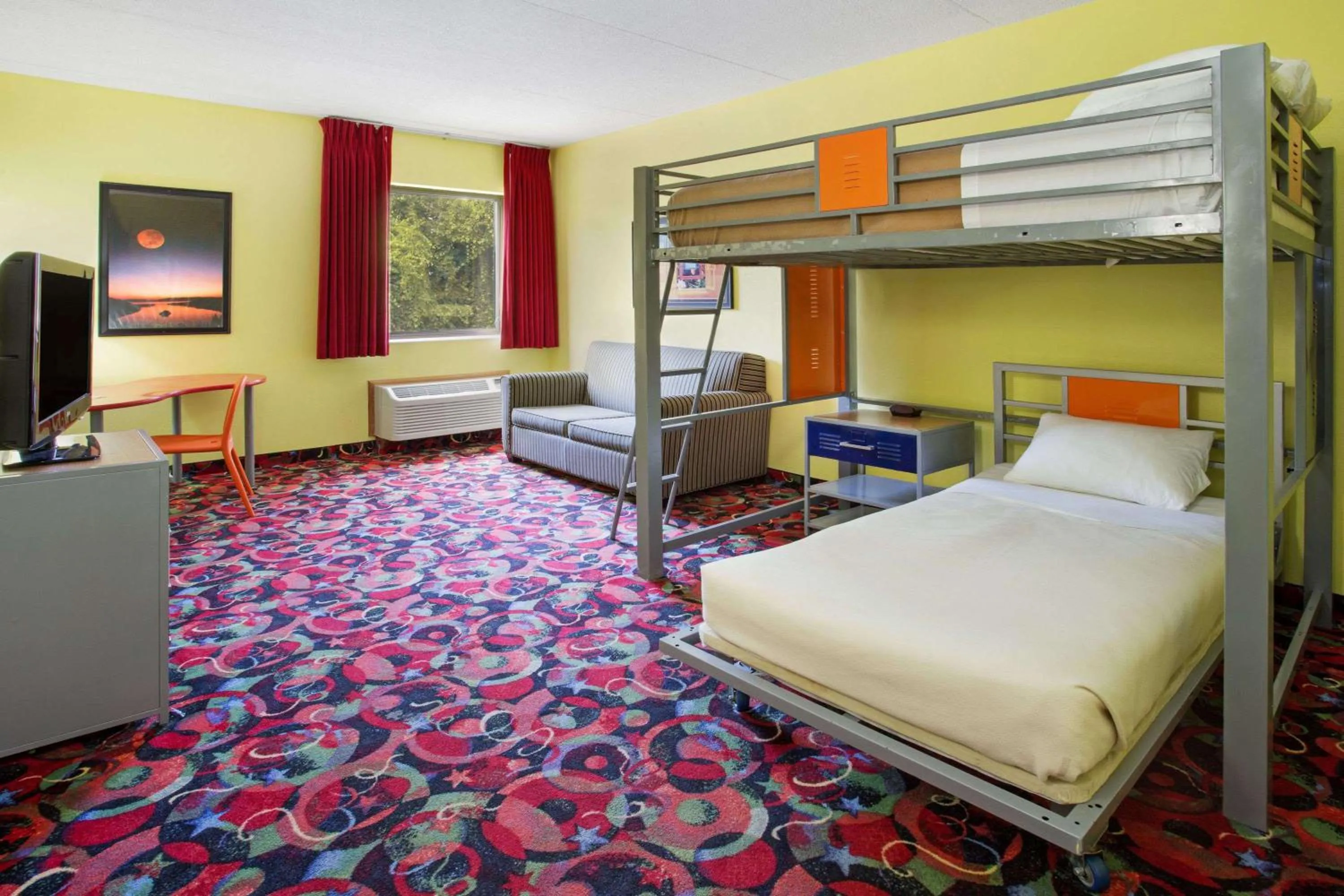 Photo of the whole room, Bed in Ramada by Wyndham Bettendorf