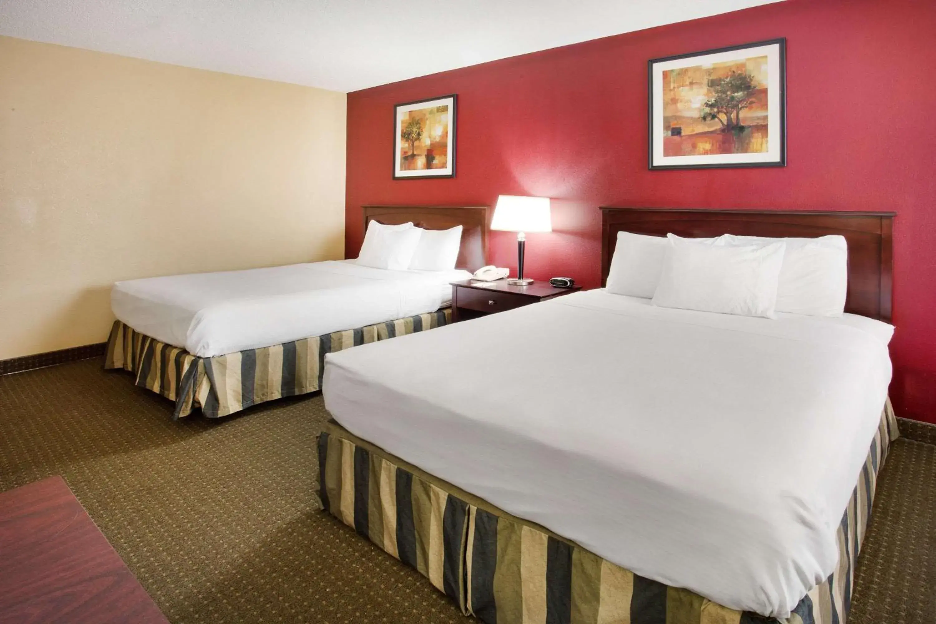 Photo of the whole room, Bed in Ramada by Wyndham Bettendorf