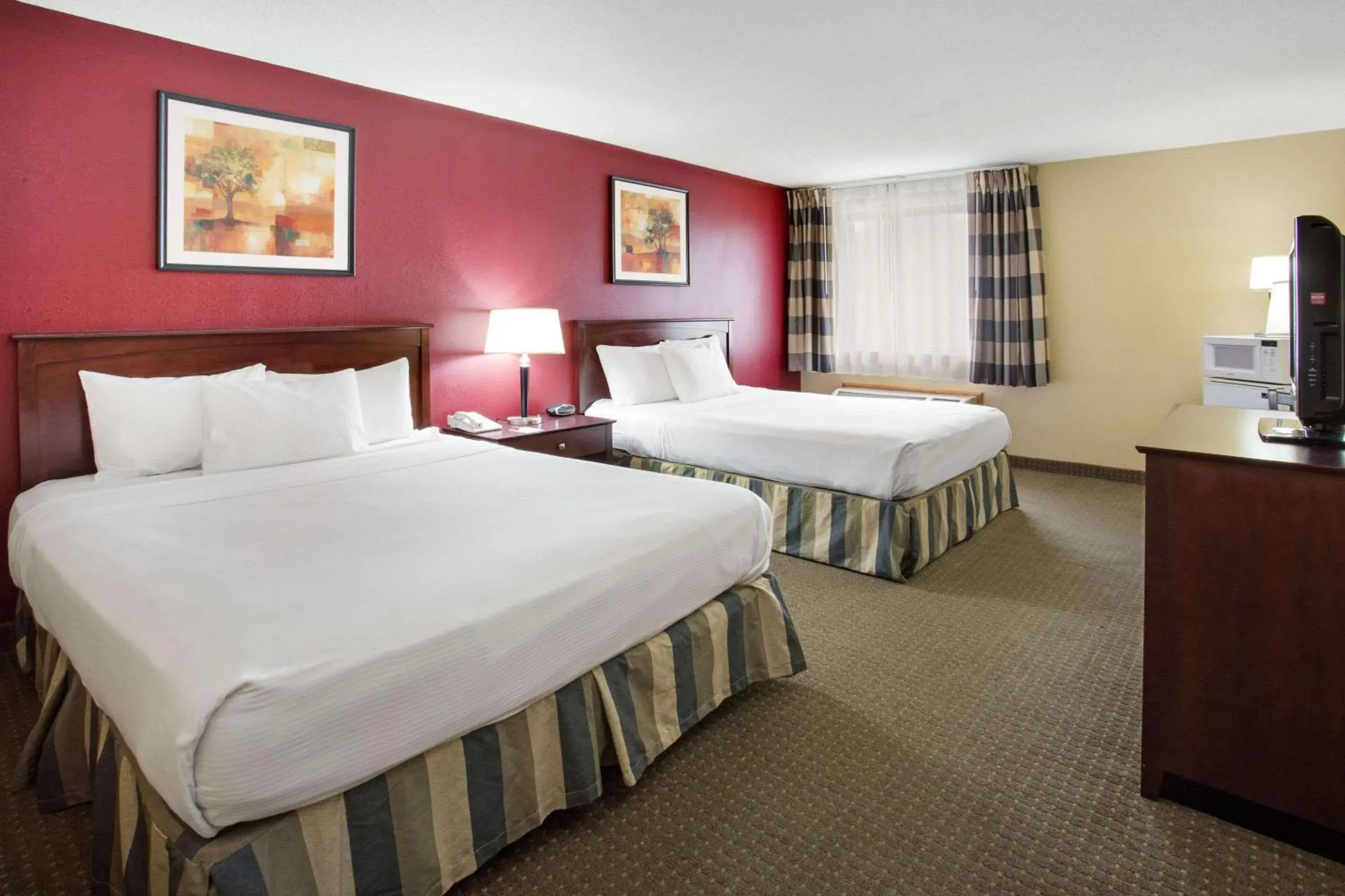 Photo of the whole room, Bed in Ramada by Wyndham Bettendorf