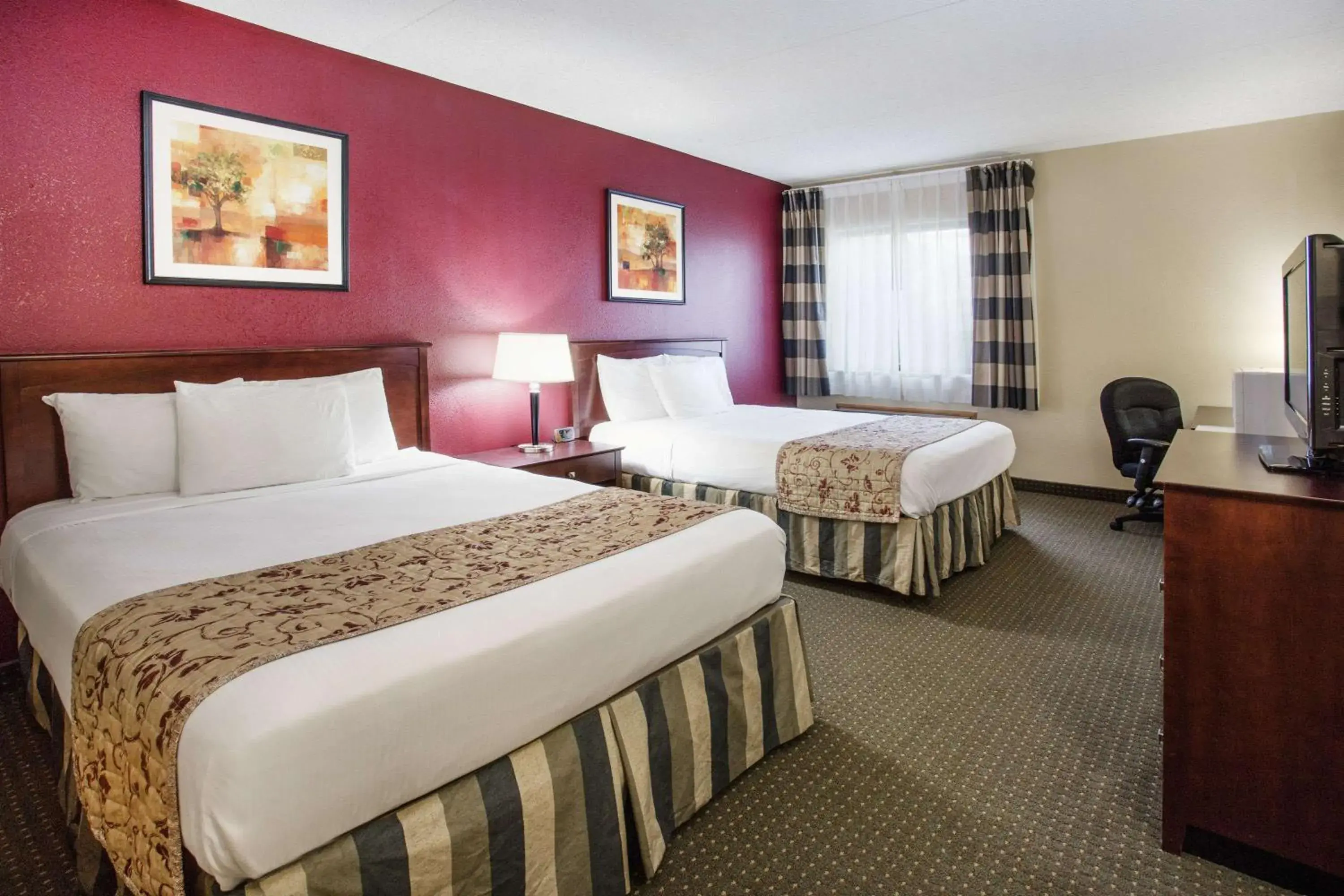 Photo of the whole room, Bed in Ramada by Wyndham Bettendorf