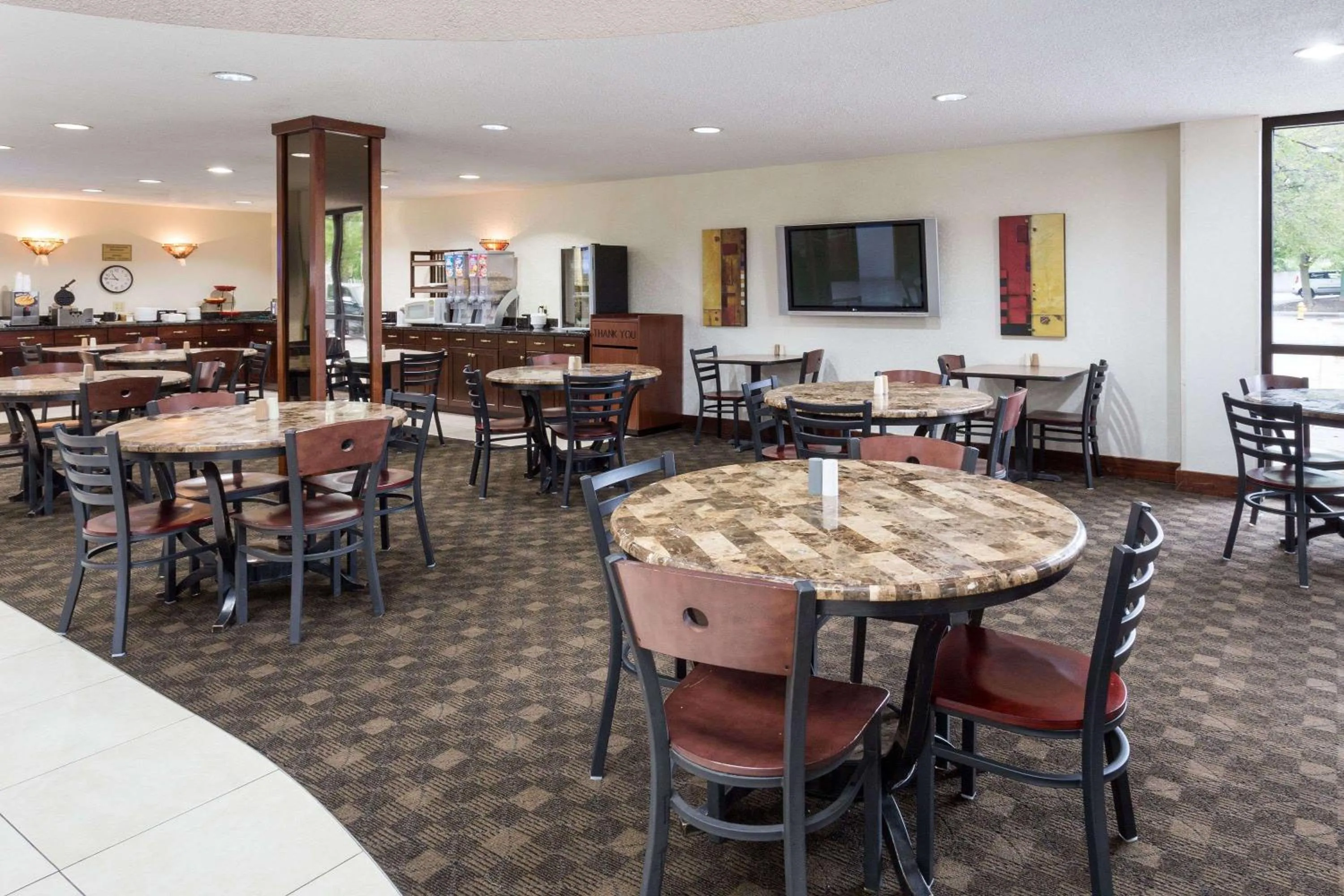 Restaurant/places to eat in Ramada by Wyndham Bettendorf