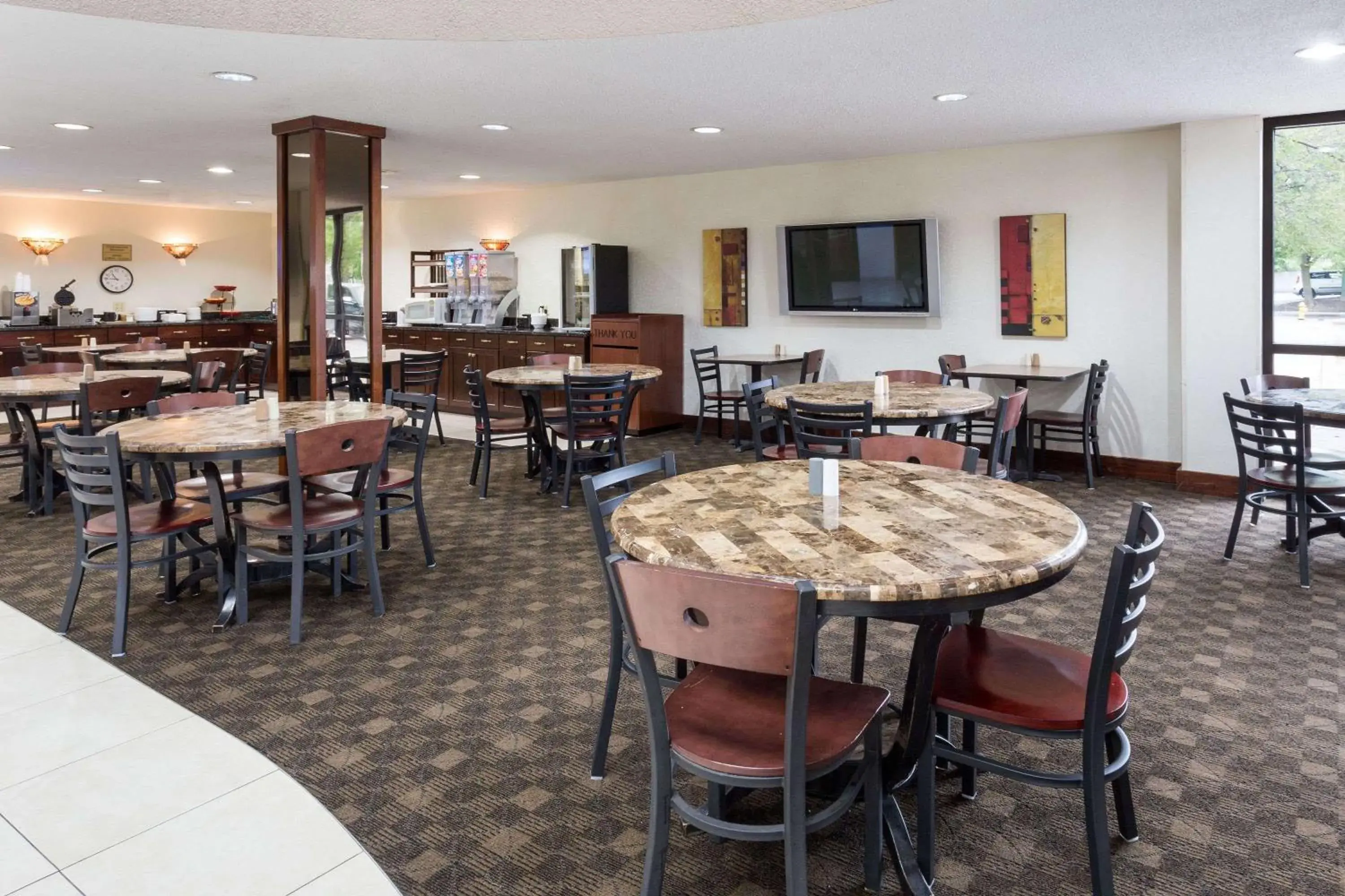 Restaurant/Places to Eat in Ramada by Wyndham Bettendorf