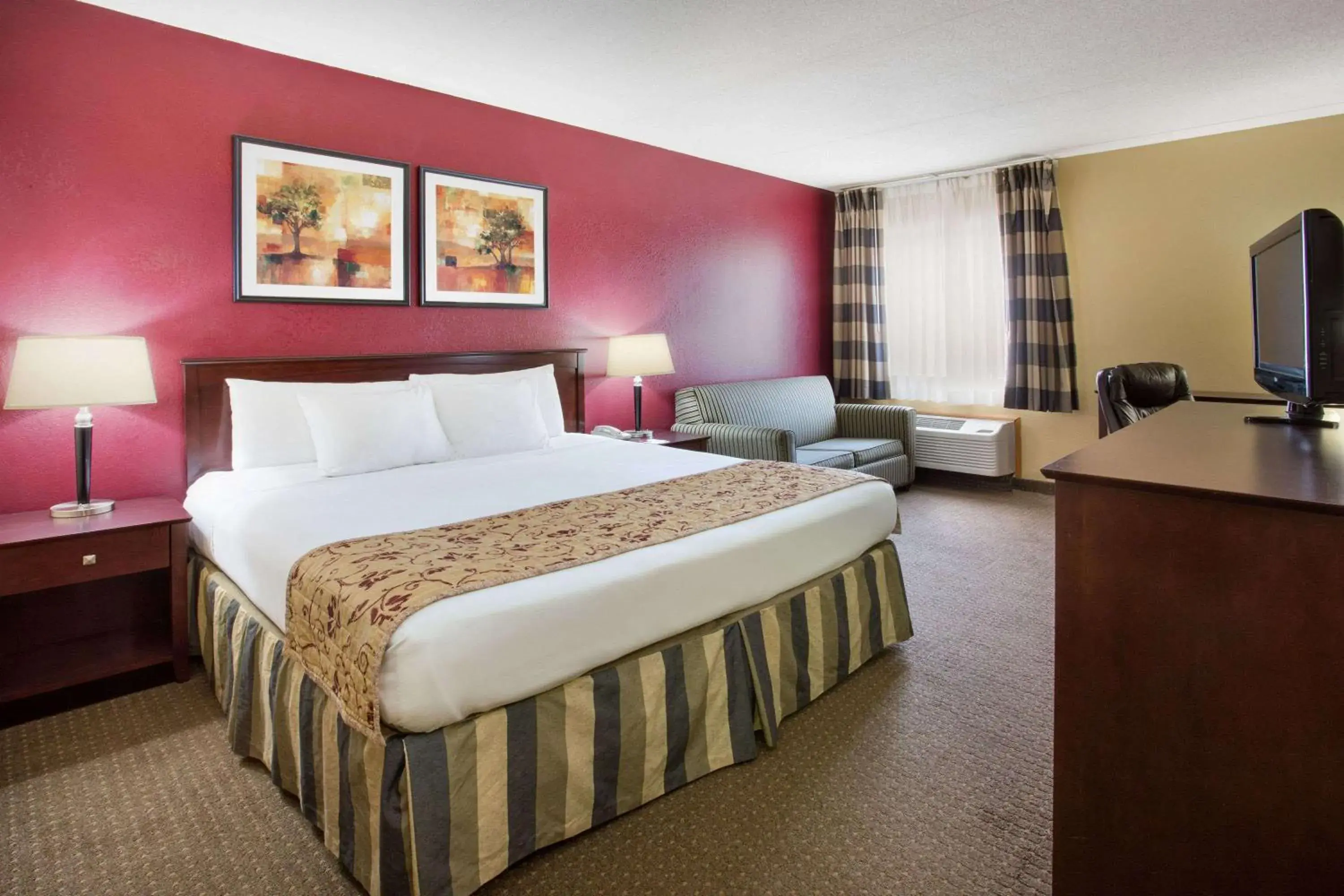 Photo of the whole room, Bed in Ramada by Wyndham Bettendorf