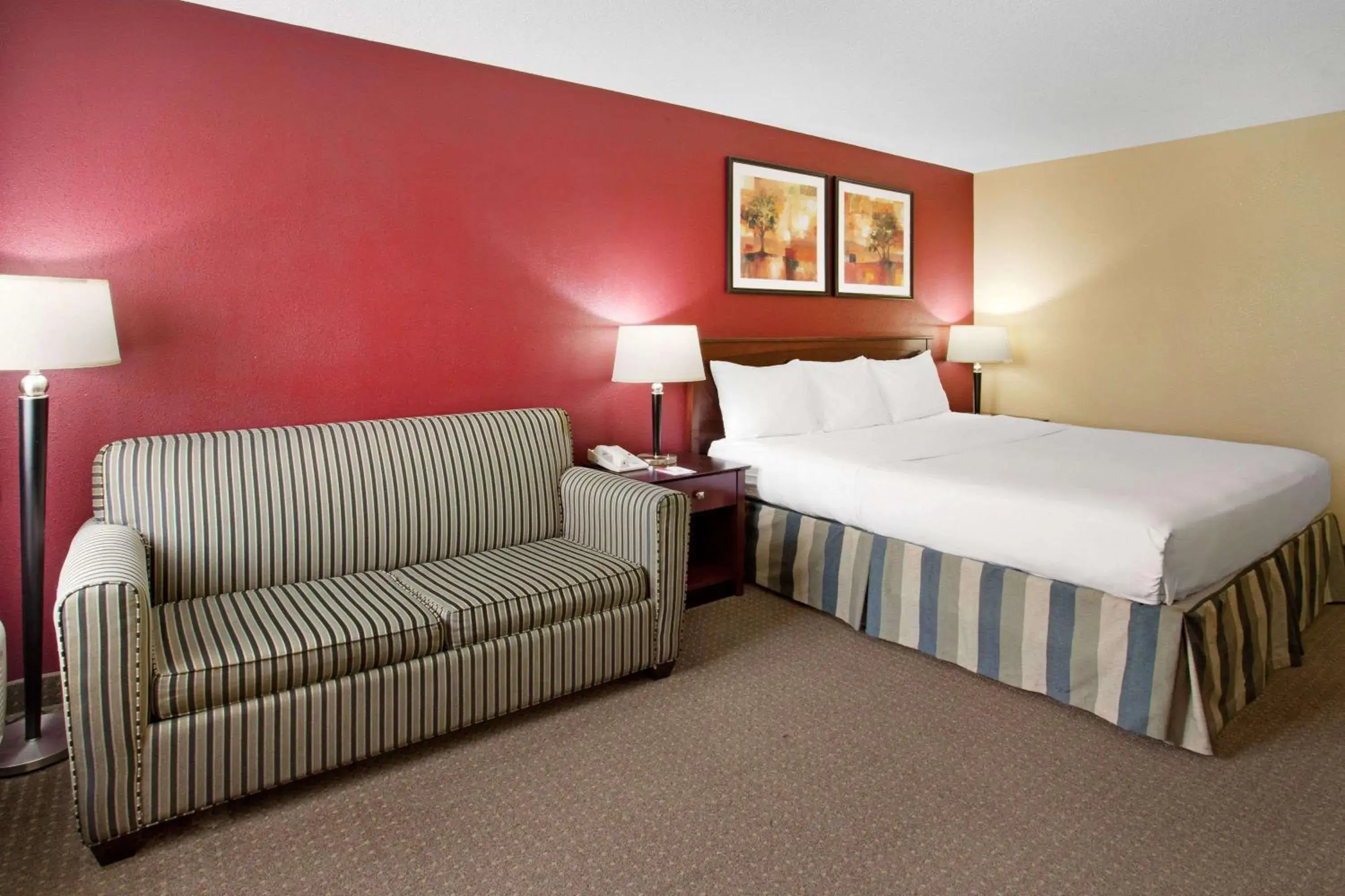 Photo of the whole room, Bed in Ramada by Wyndham Bettendorf