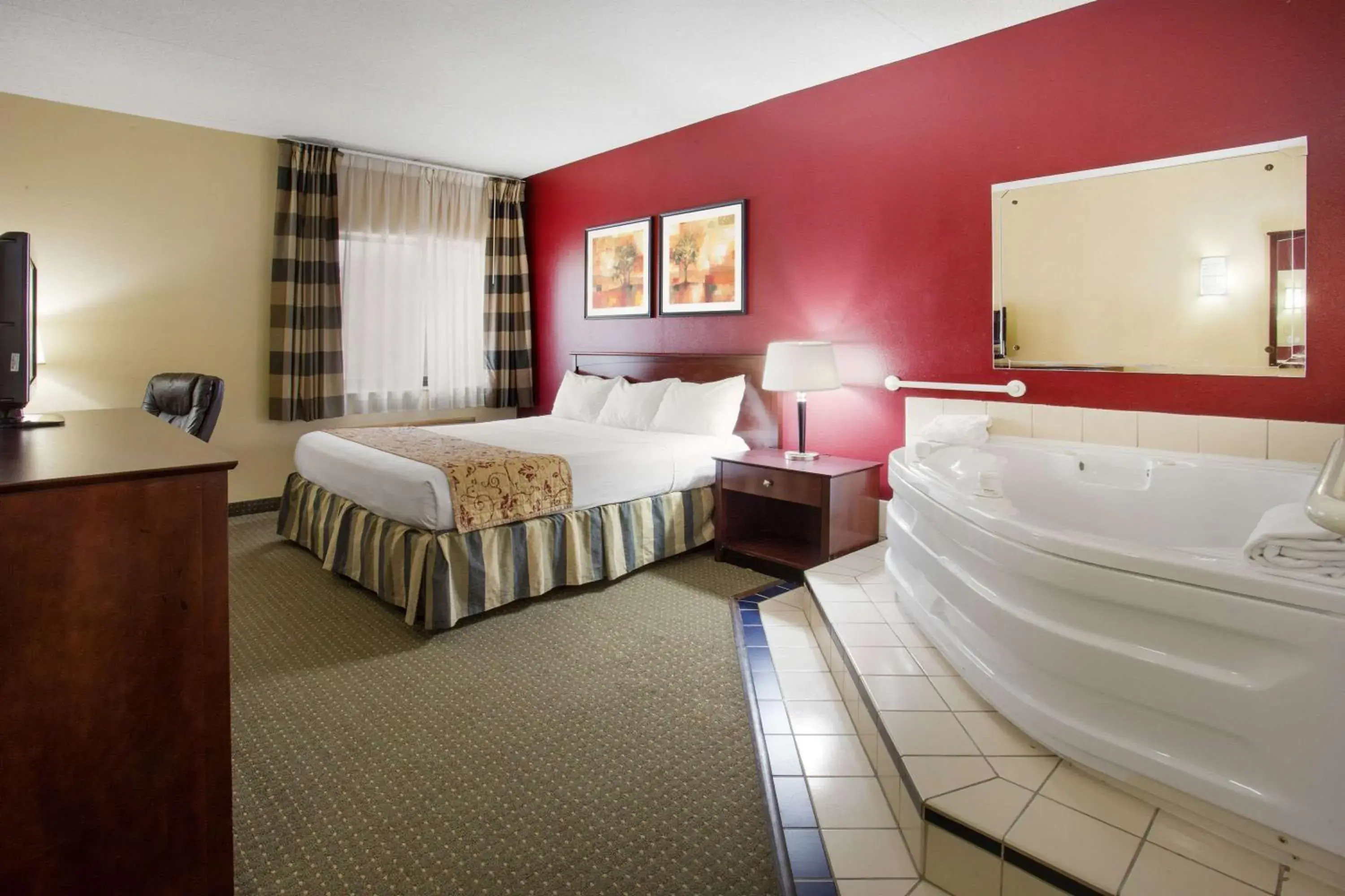 Photo of the whole room, Bed in Ramada by Wyndham Bettendorf