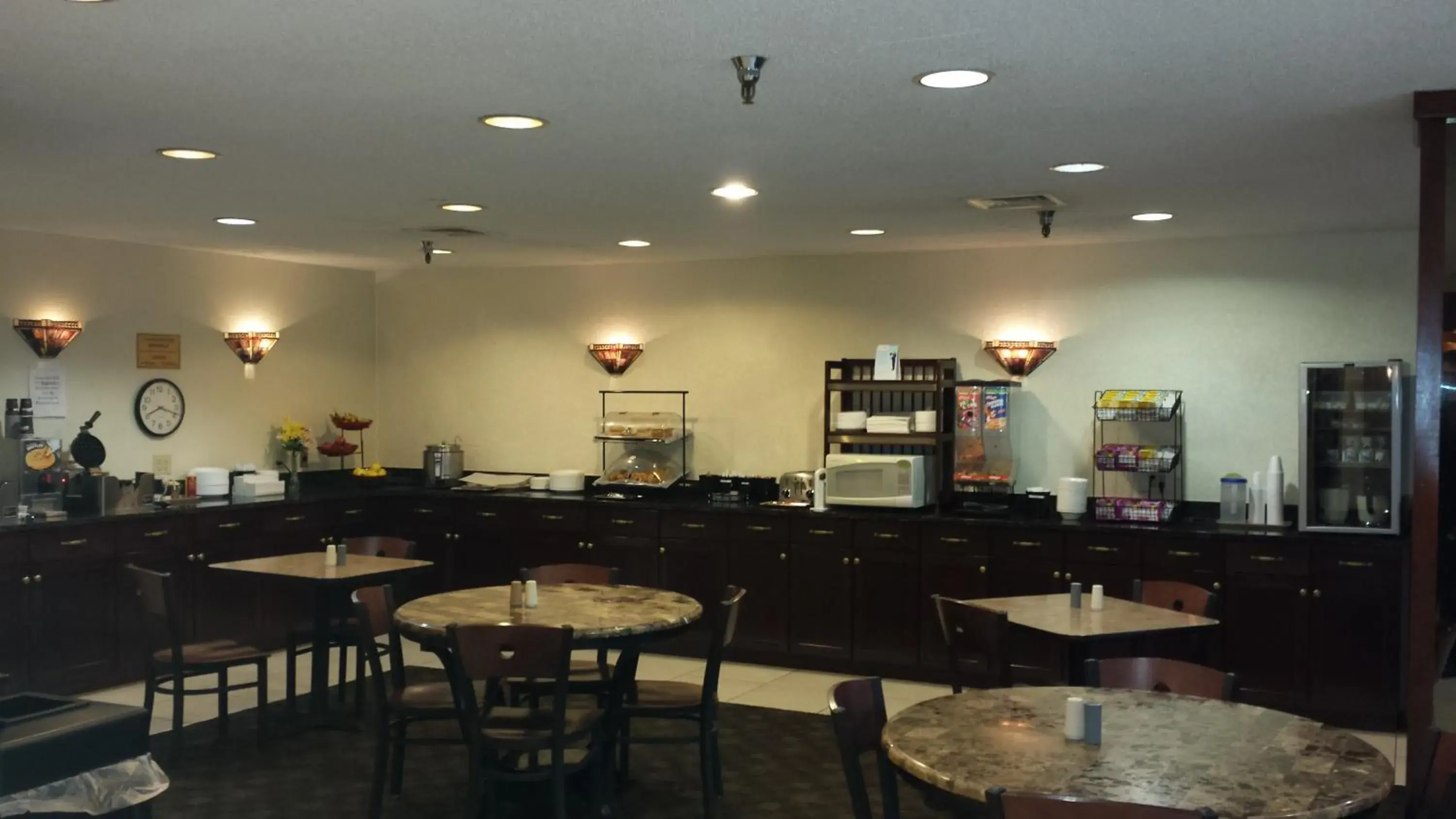 Restaurant/Places to Eat in Ramada by Wyndham Bettendorf