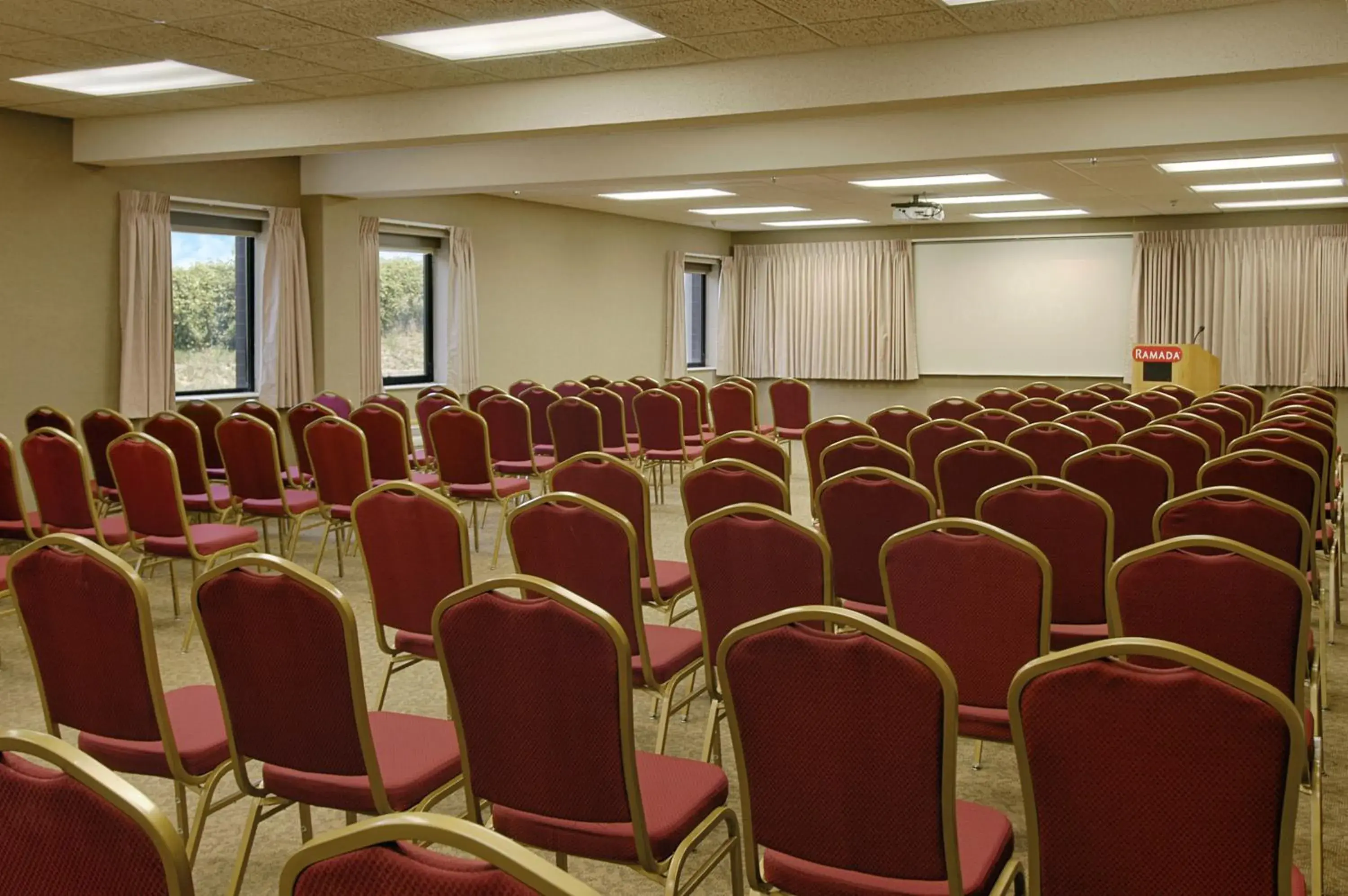 Meeting/conference room in Ramada by Wyndham Bettendorf