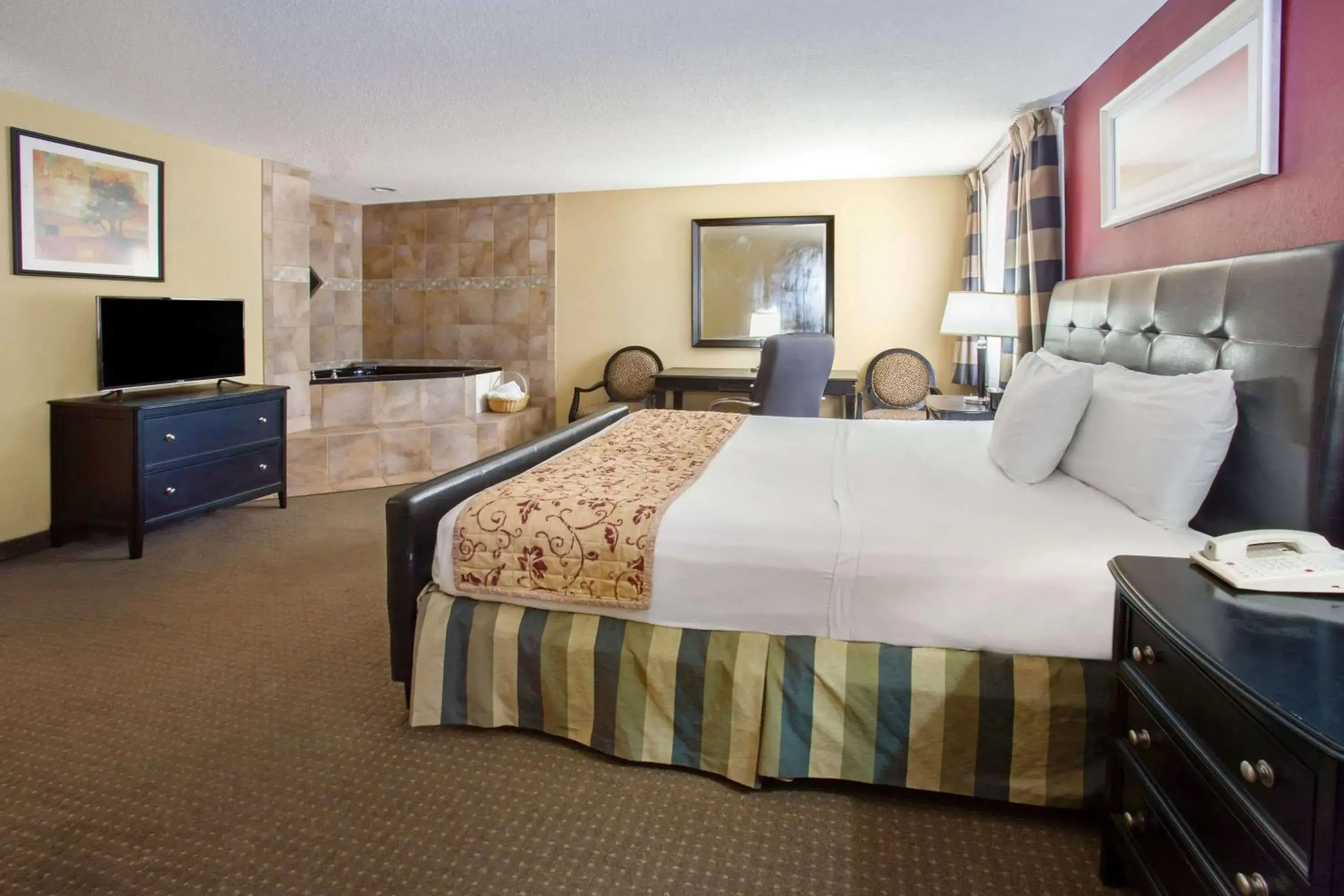 Photo of the whole room, Bed in Ramada by Wyndham Bettendorf