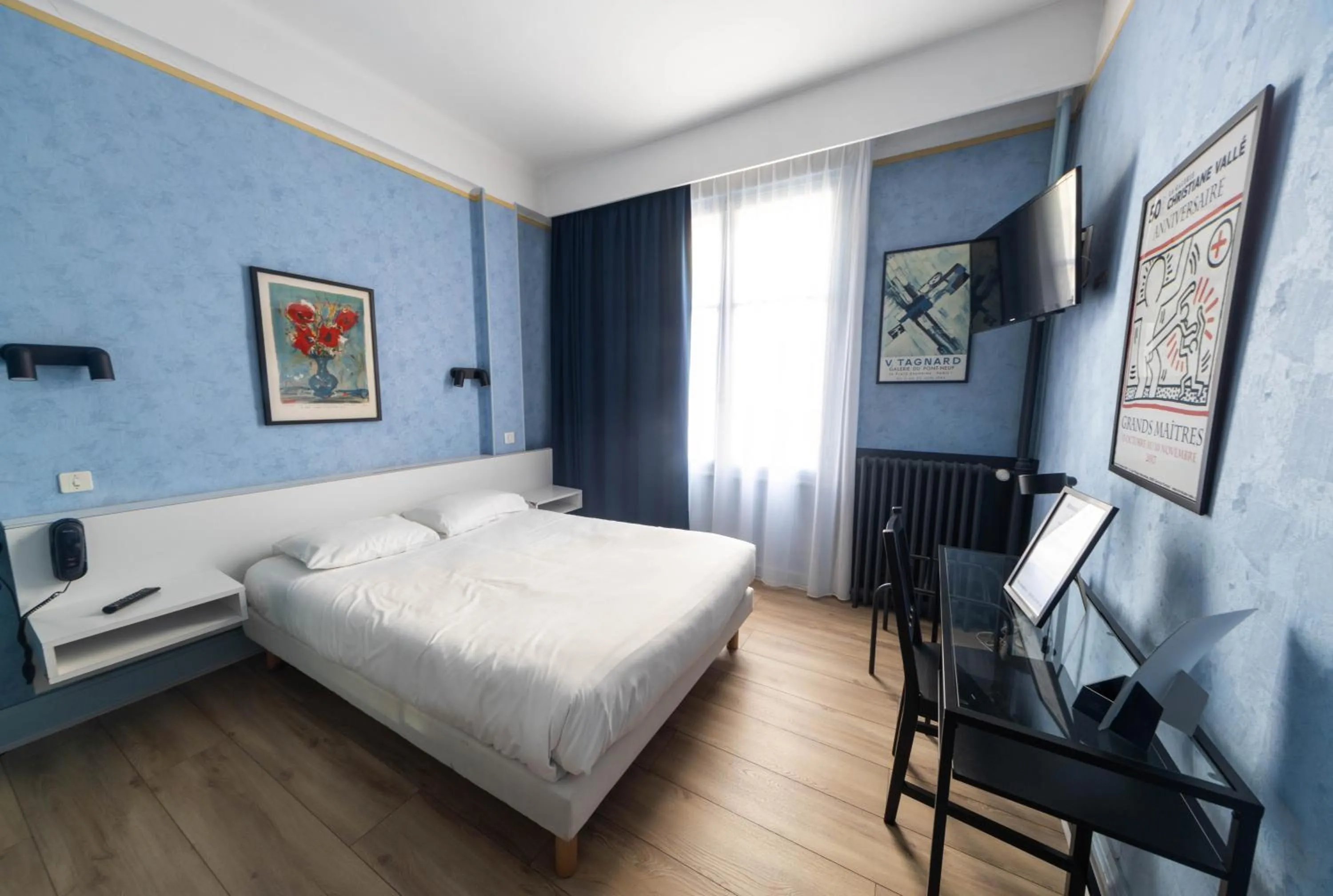 Photo of the whole room, Bed in Trianon