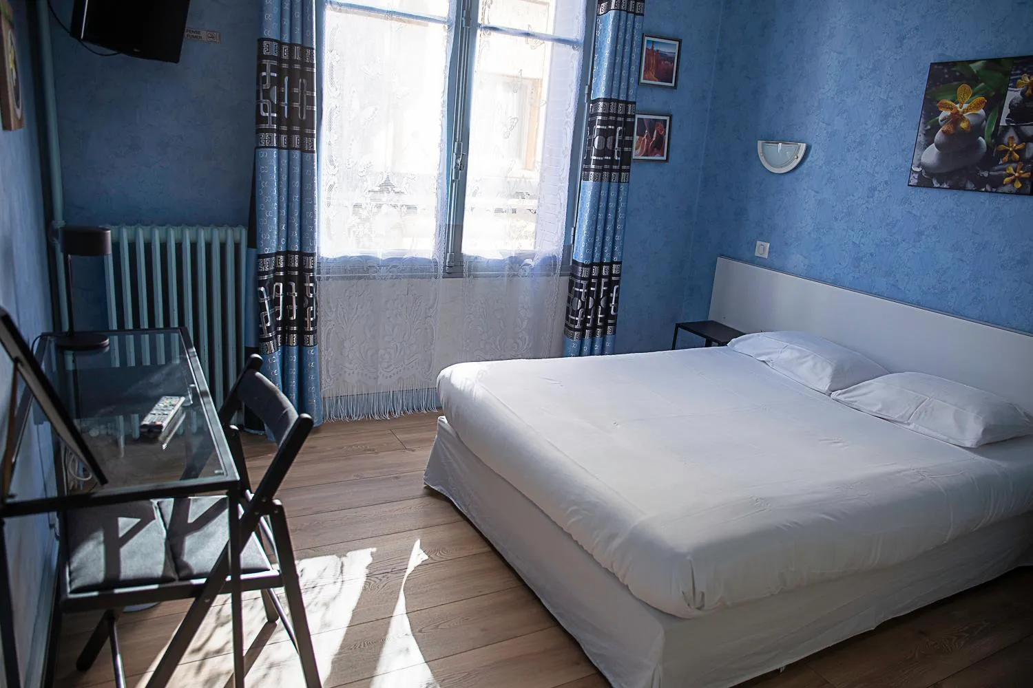 Photo of the whole room, Bed in Trianon