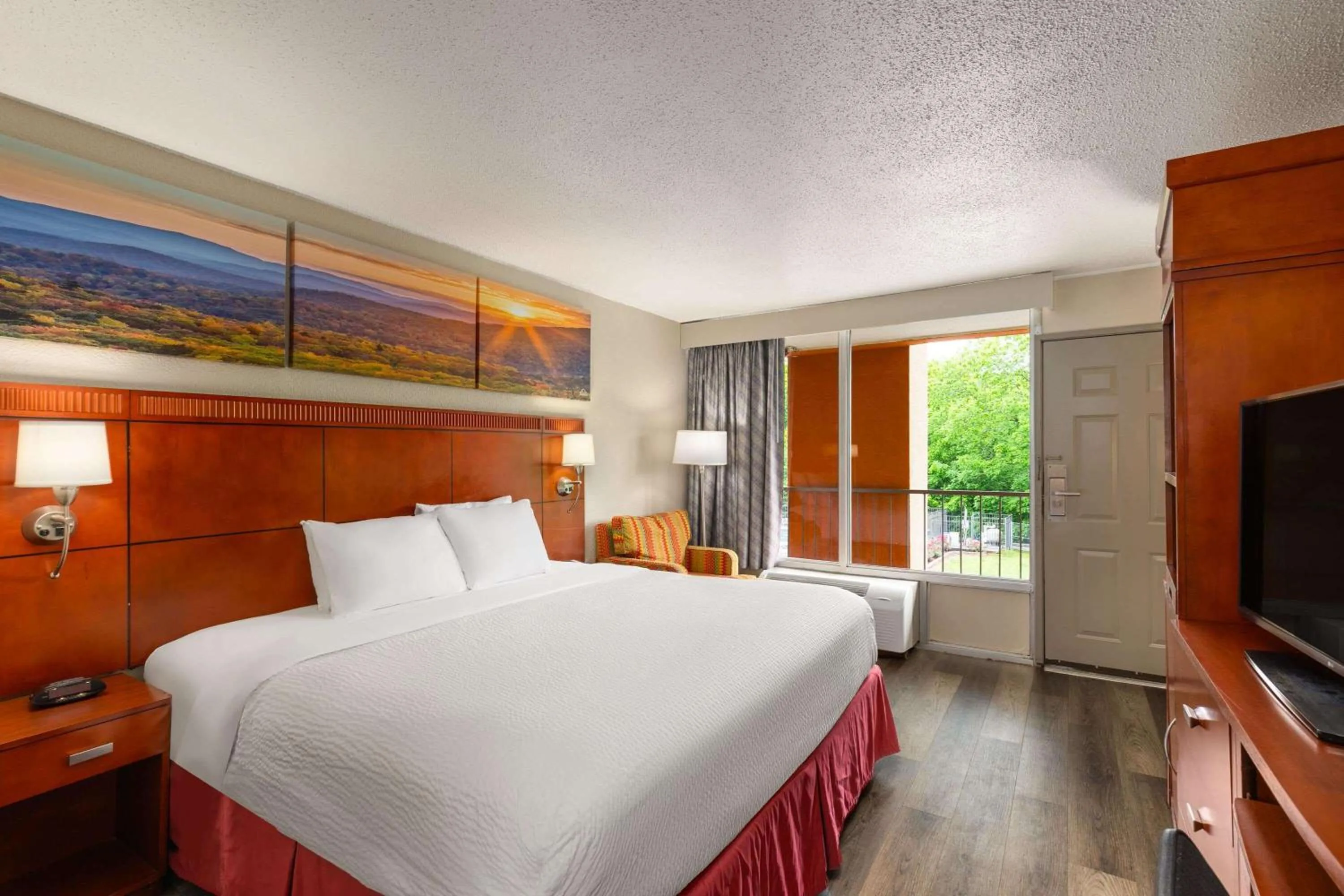 Photo of the whole room, Bed in Days Inn by Wyndham Knoxville East