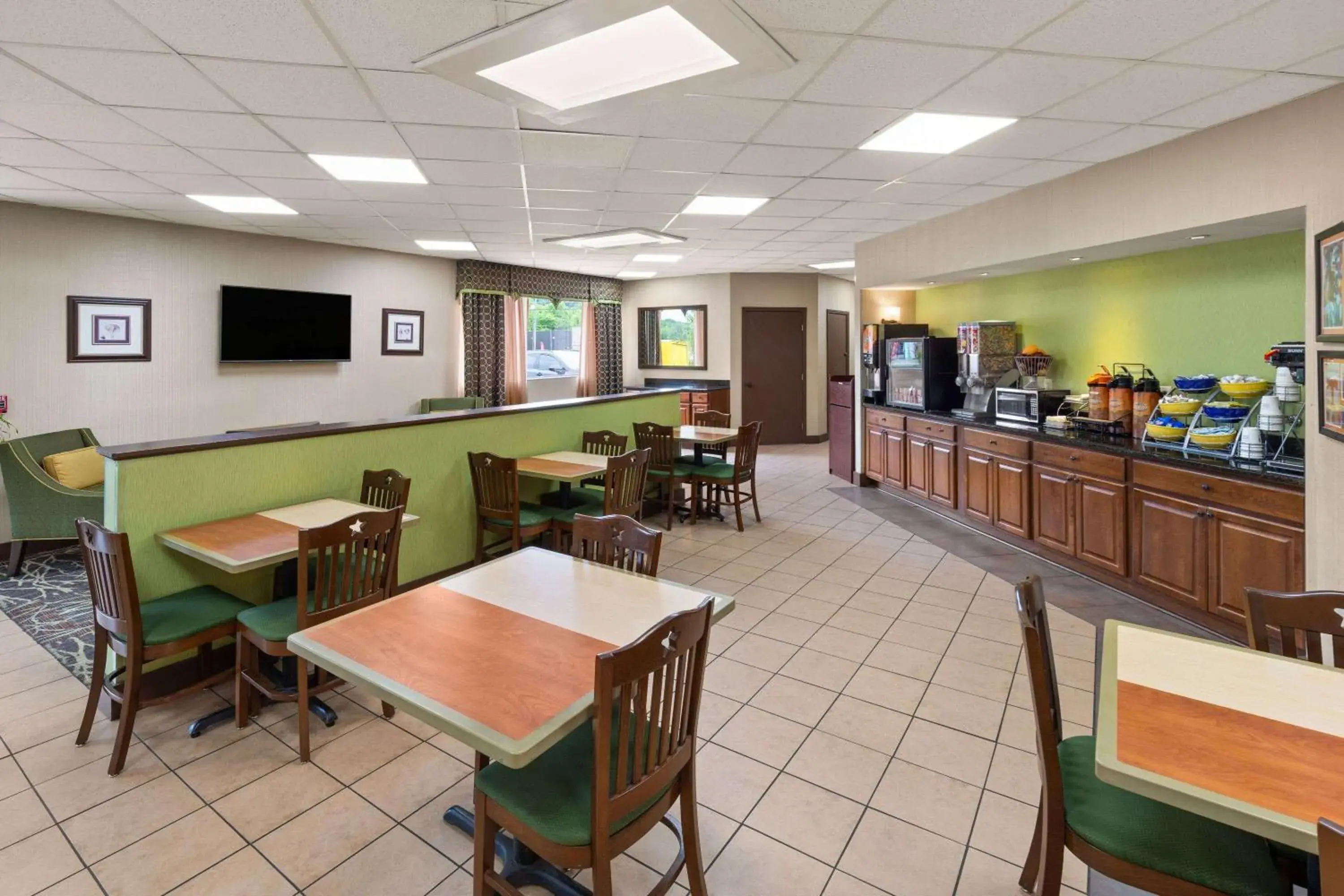 Breakfast in Days Inn by Wyndham Knoxville East Breakfast in Days Inn by Wyndham Knoxville East