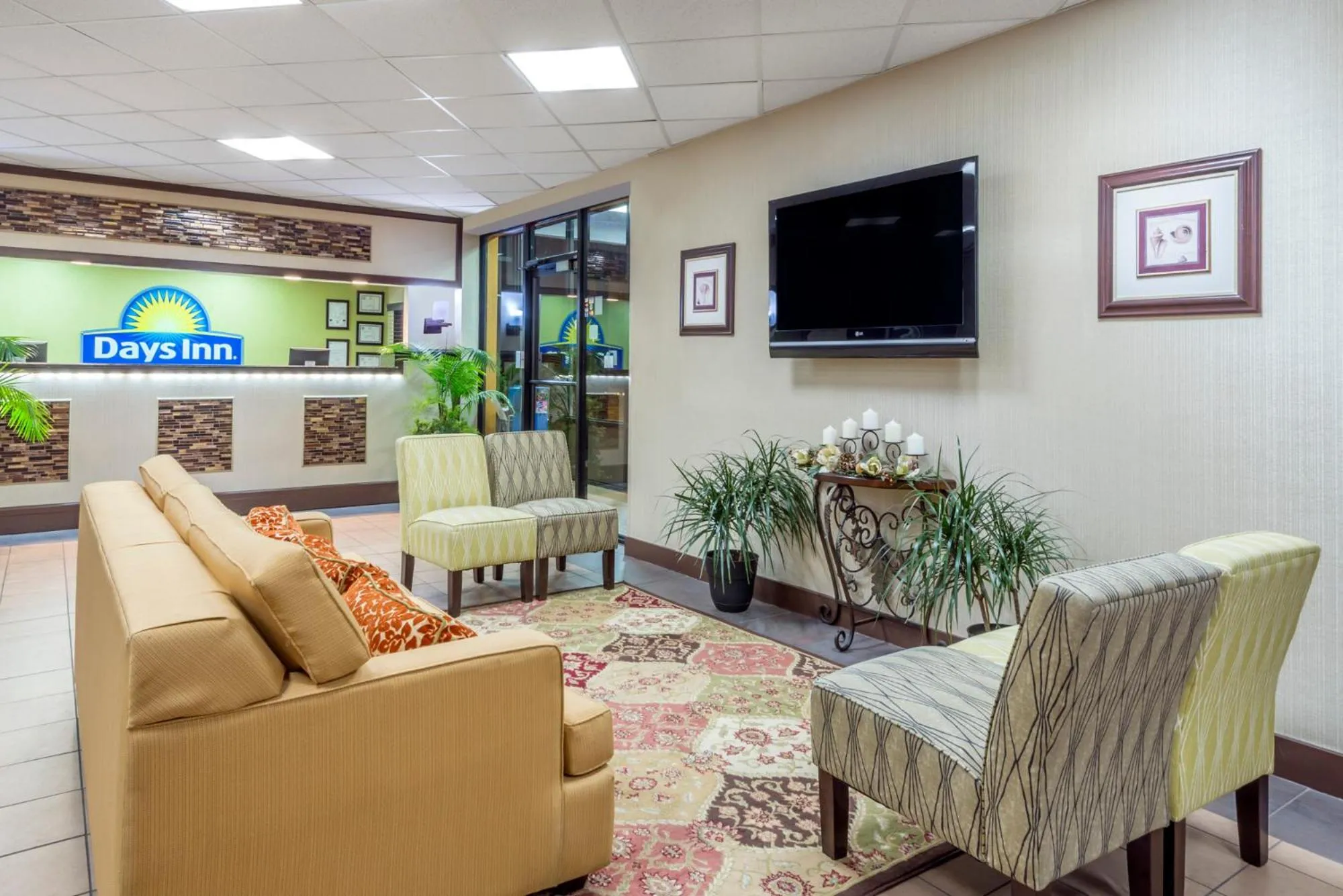 Communal lounge/ TV room in Days Inn by Wyndham Knoxville East