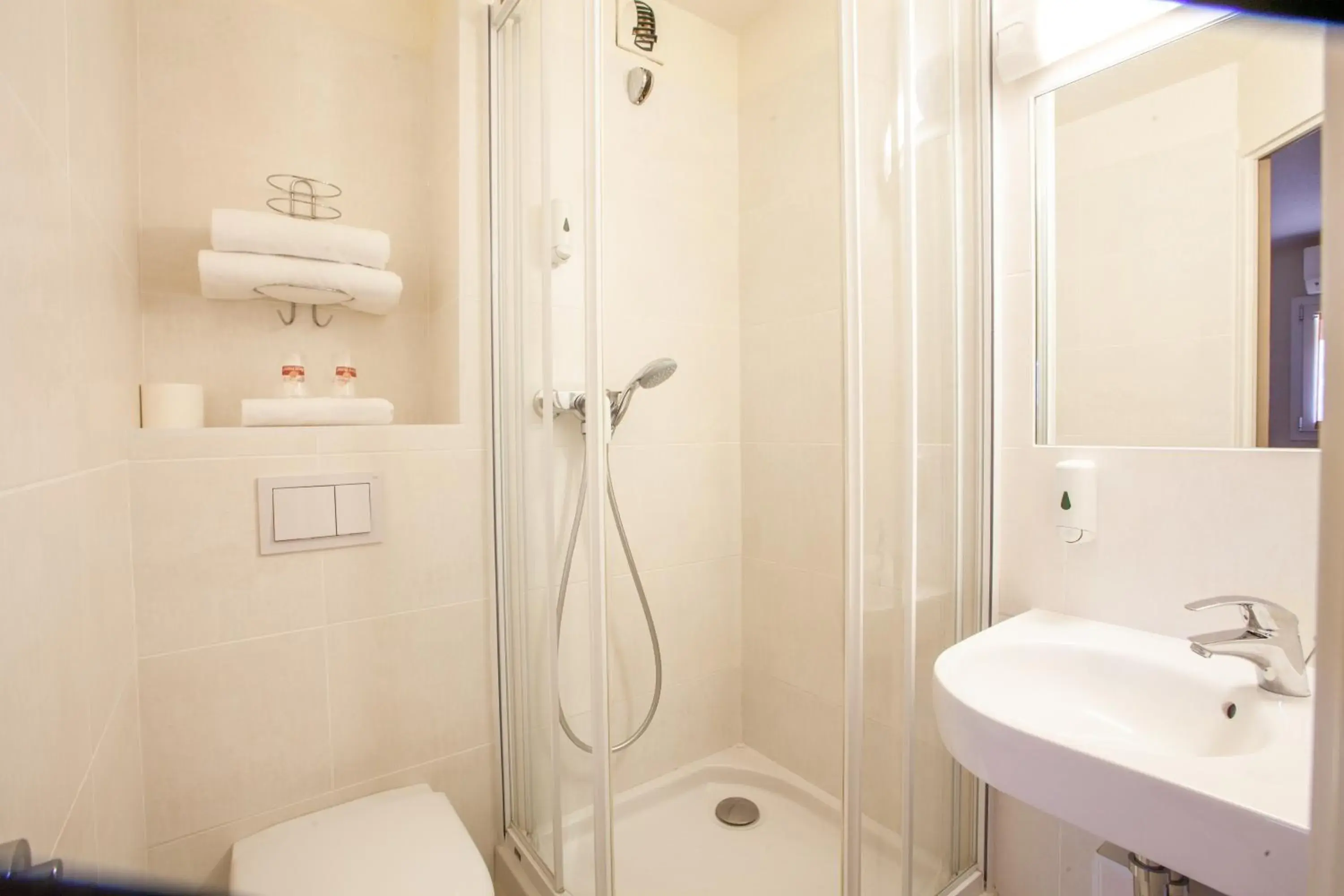 Basic Triple Room in Best Hotel Lyon - Saint Priest Basic Triple Room in Best Hotel Lyon - Saint Priest