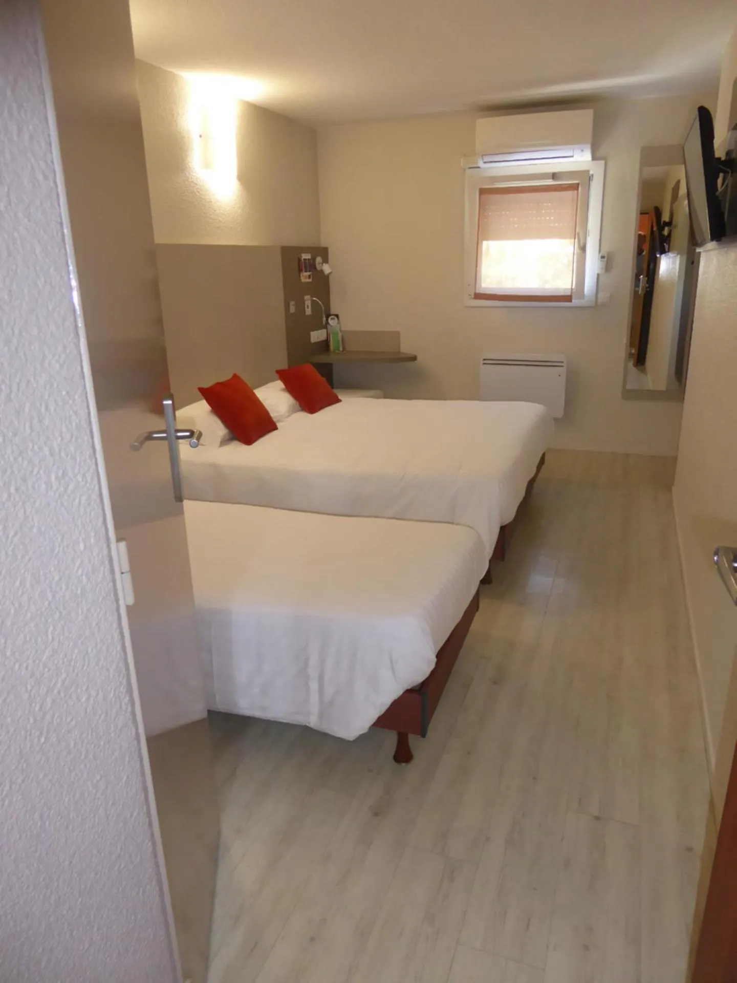 Photo of the whole room, Bed in Best Hotel Lyon - Saint Priest