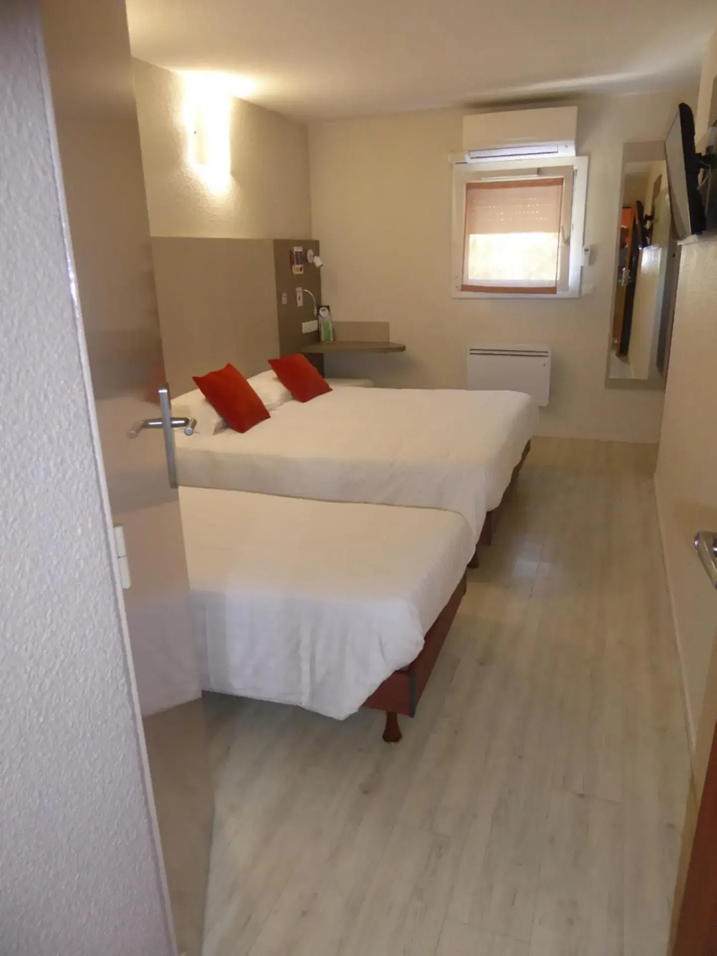 Basic Triple Room in Best Hotel Lyon - Saint Priest Basic Triple Room in Best Hotel Lyon - Saint Priest