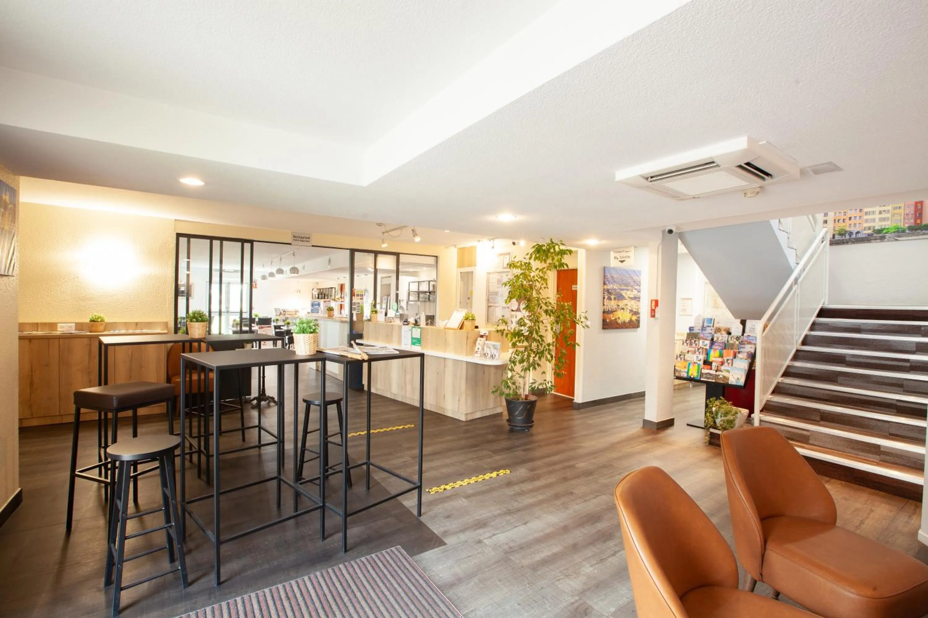 Lobby or reception in Best Hotel Lyon - Saint Priest