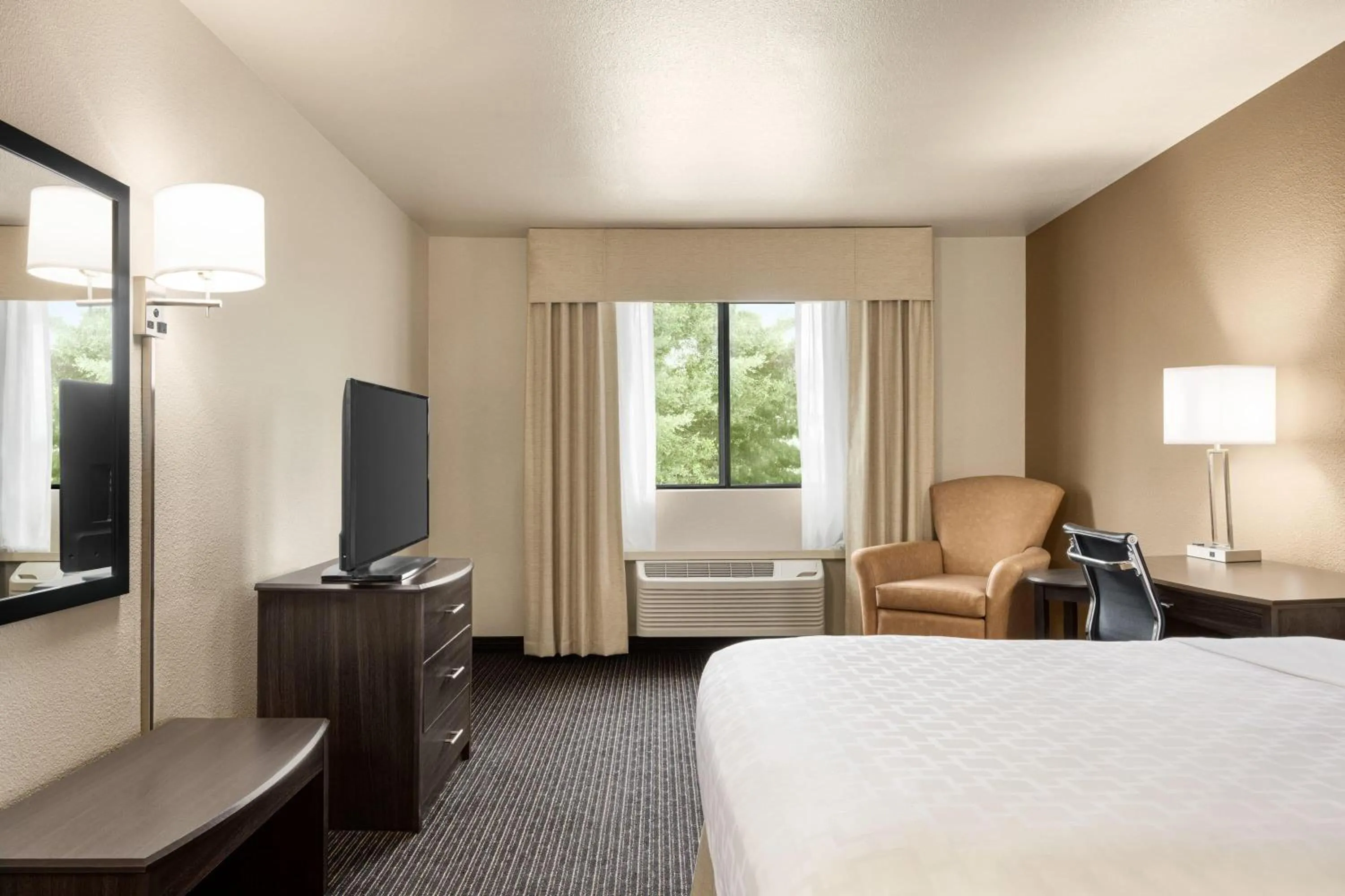 Photo of the whole room, Bed in Baymont by Wyndham Hearne