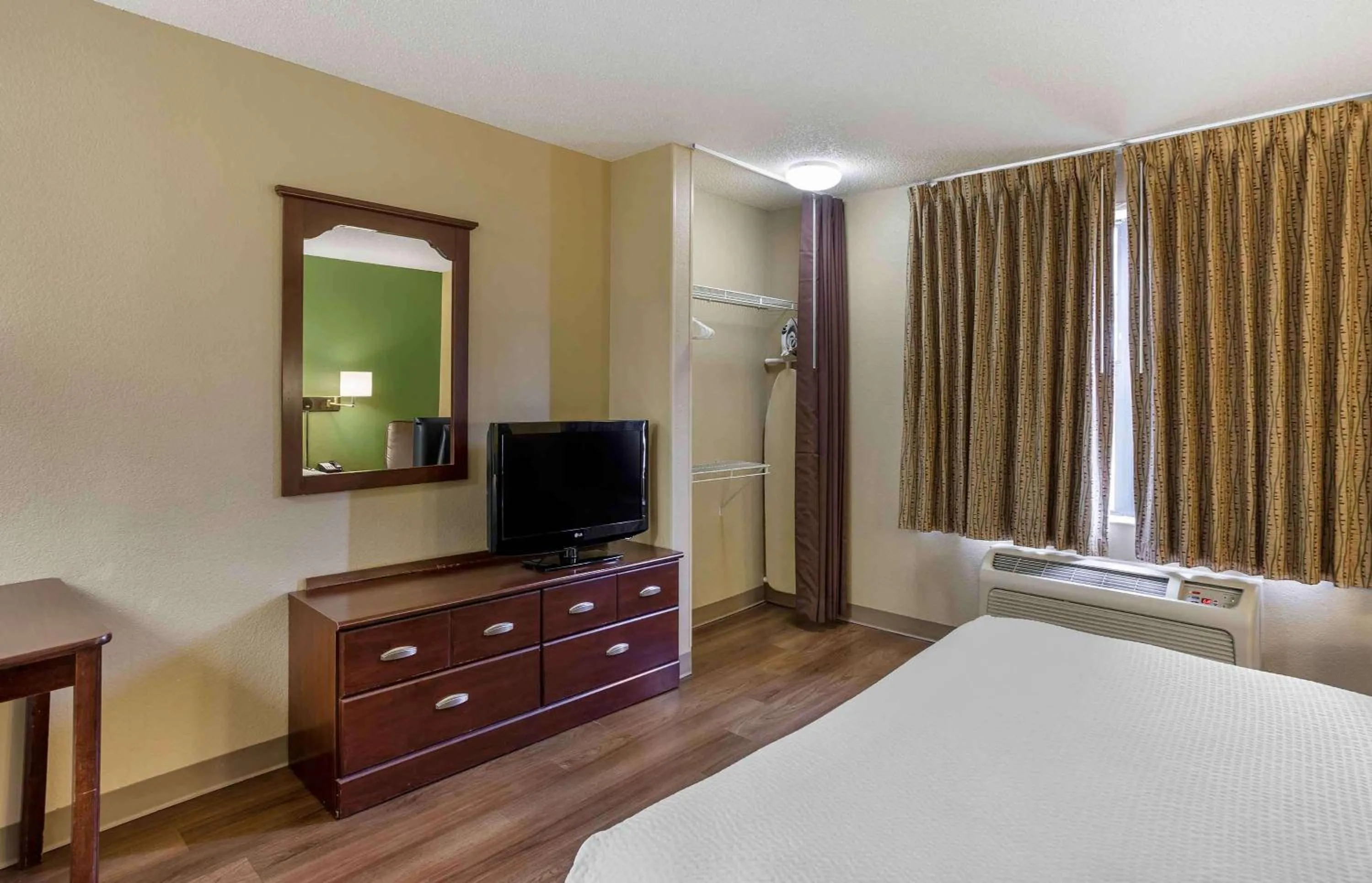 Bedroom, Bed in Extended Stay America Suites - Philadelphia - Horsham - Welsh Rd