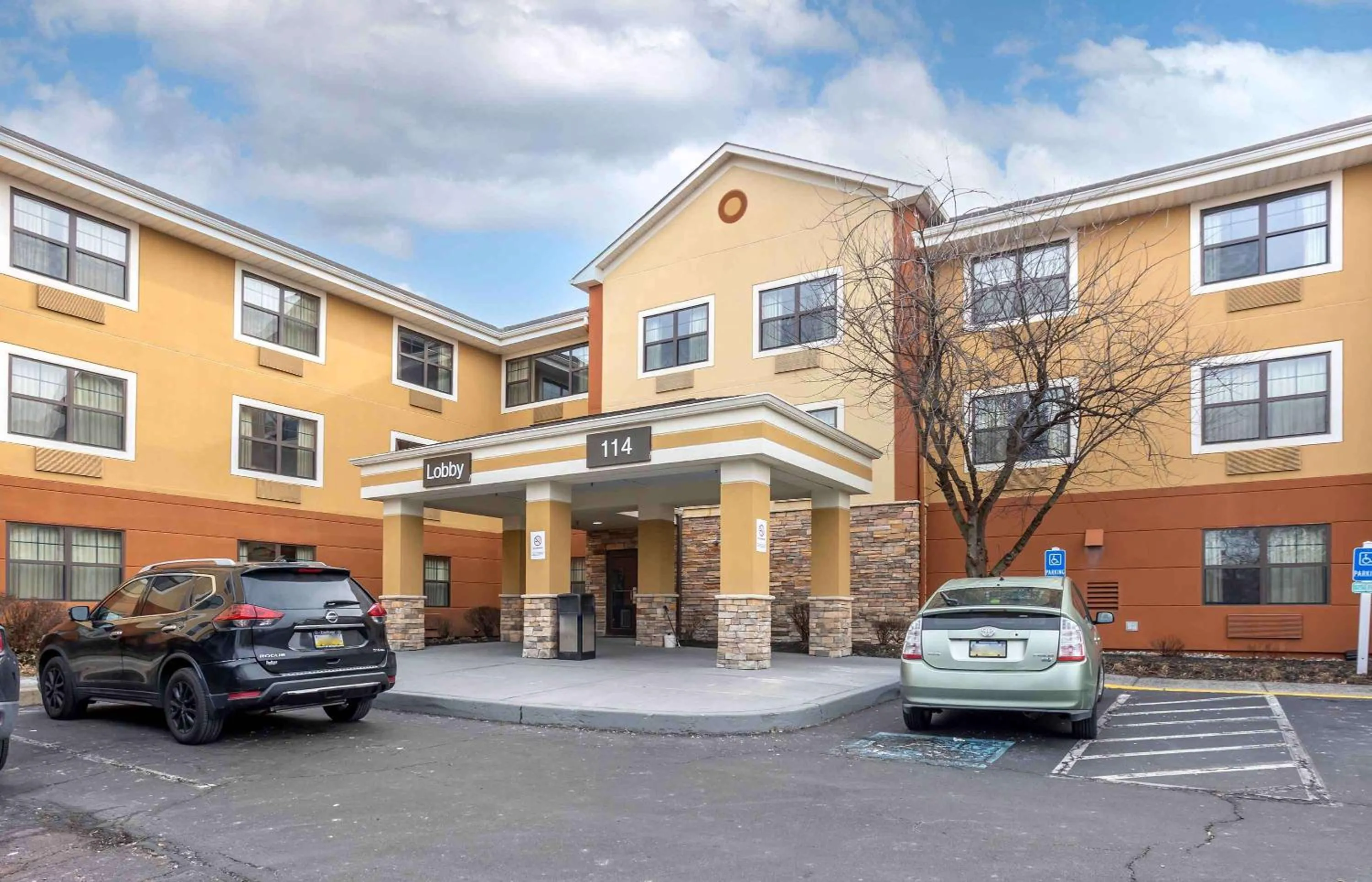 Property building in Extended Stay America Suites - Philadelphia - Horsham - Welsh Rd