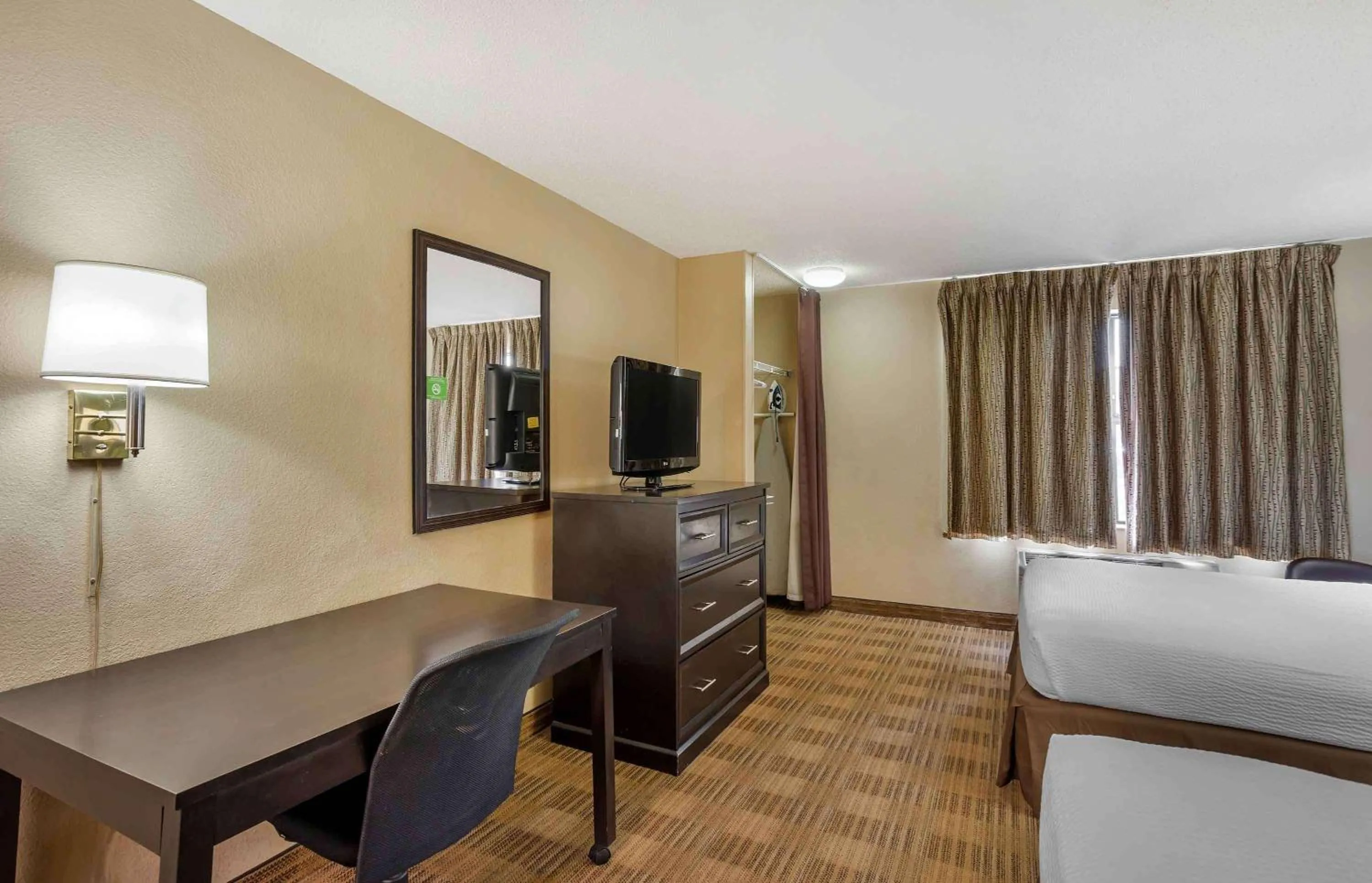 Bedroom, Bed in Extended Stay America Suites - Philadelphia - Horsham - Welsh Rd