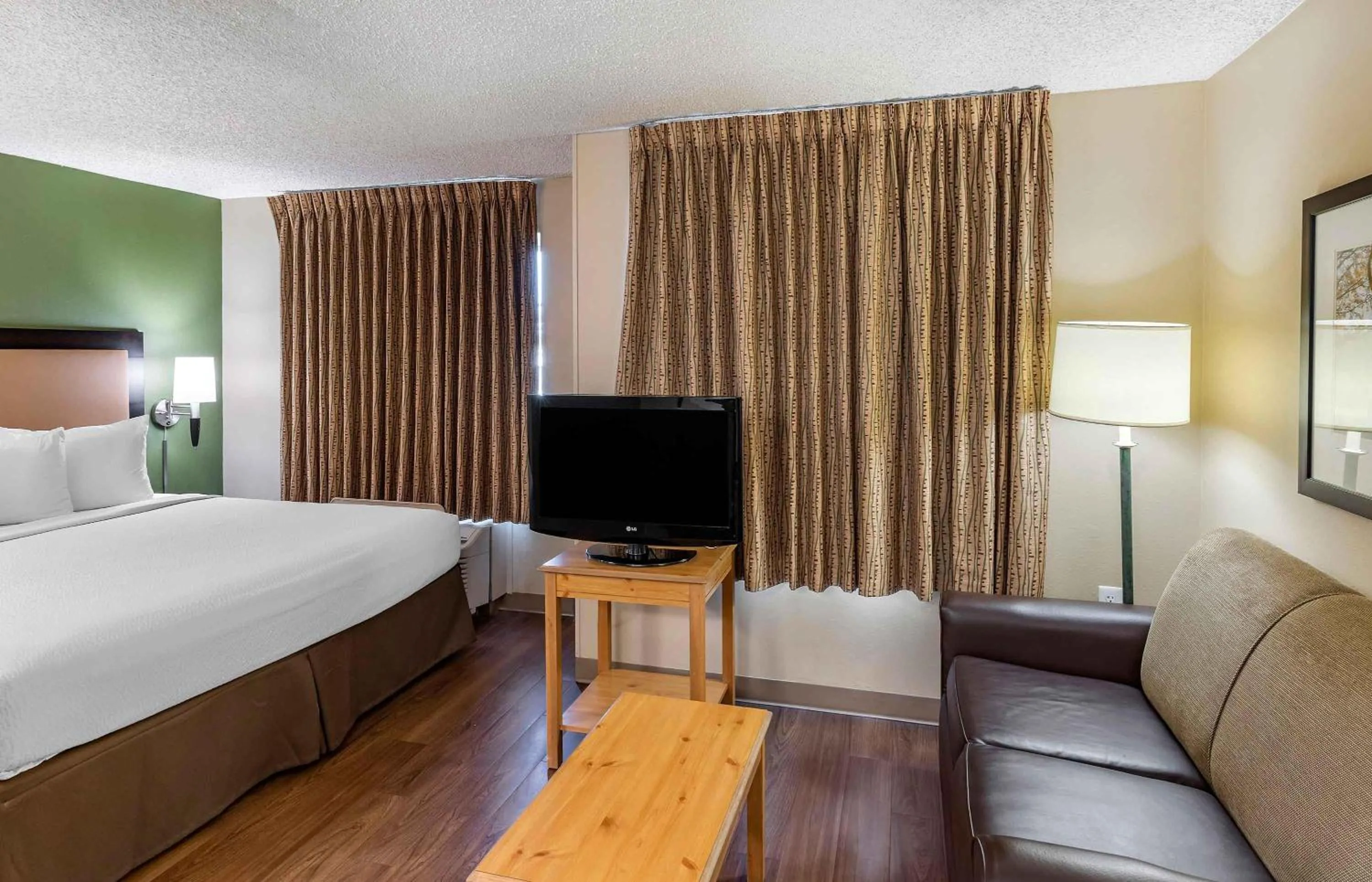 Bedroom, Bed in Extended Stay America Suites - San Francisco - San Carlos