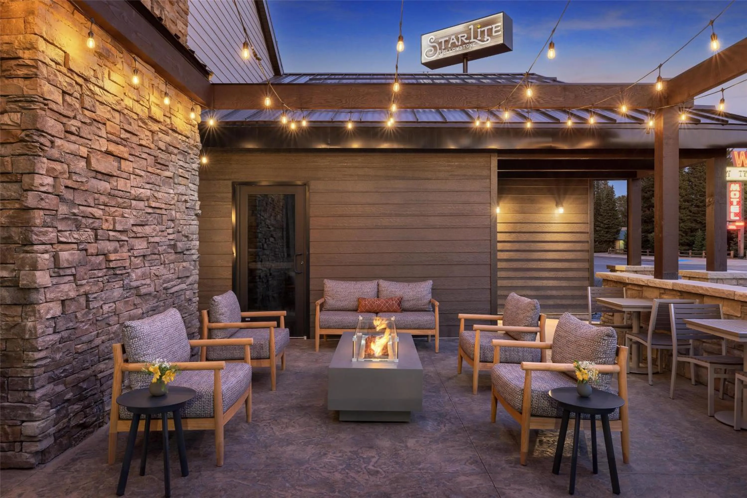 Restaurant/places to eat in Starlite Yellowstone, Tapestry Collection by Hilton