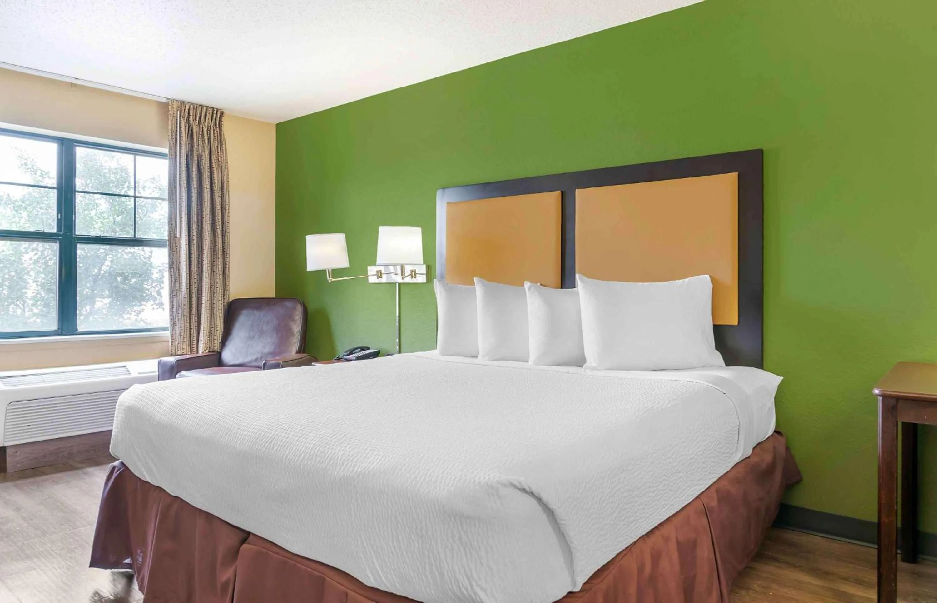 Bedroom, Bed in Extended Stay America Select Suites - Detroit - Sterling Heights