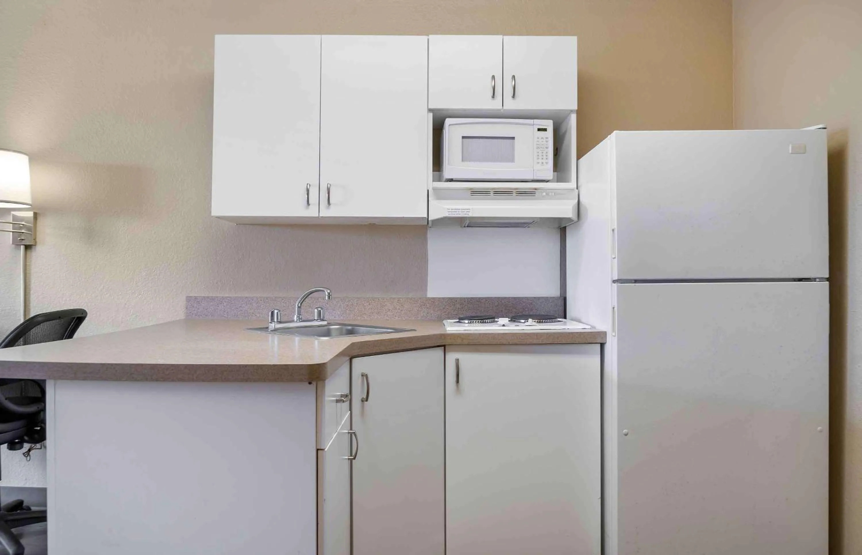 Bedroom in Extended Stay America Select Suites - Detroit - Sterling Heights