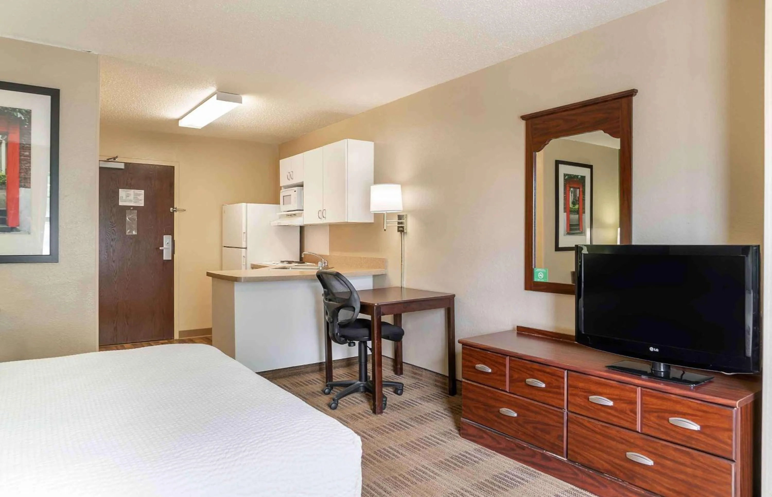 Bedroom, Bed in Extended Stay America Select Suites - Detroit - Sterling Heights