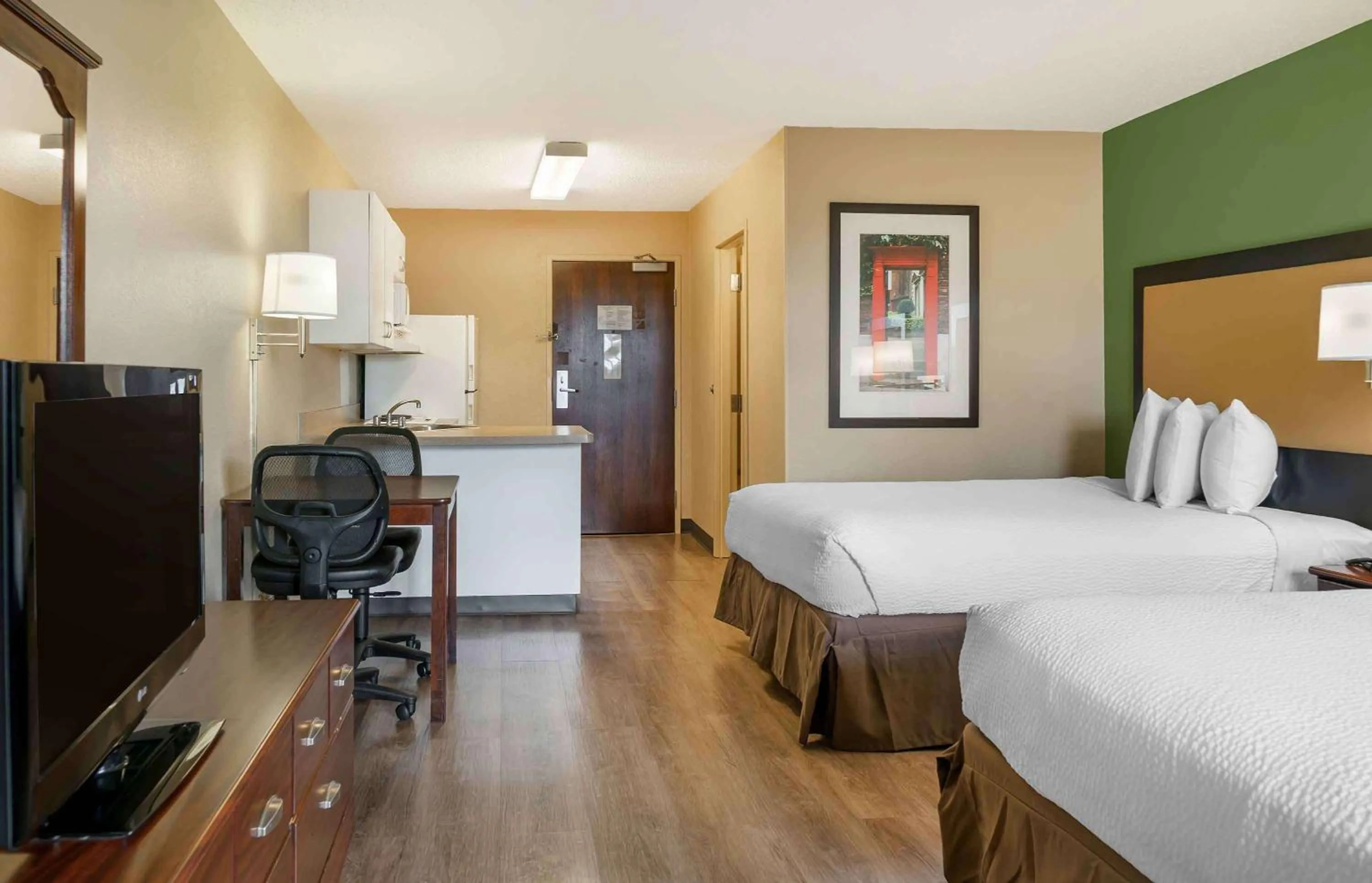 Bedroom, Bed in Extended Stay America Select Suites - Detroit - Sterling Heights