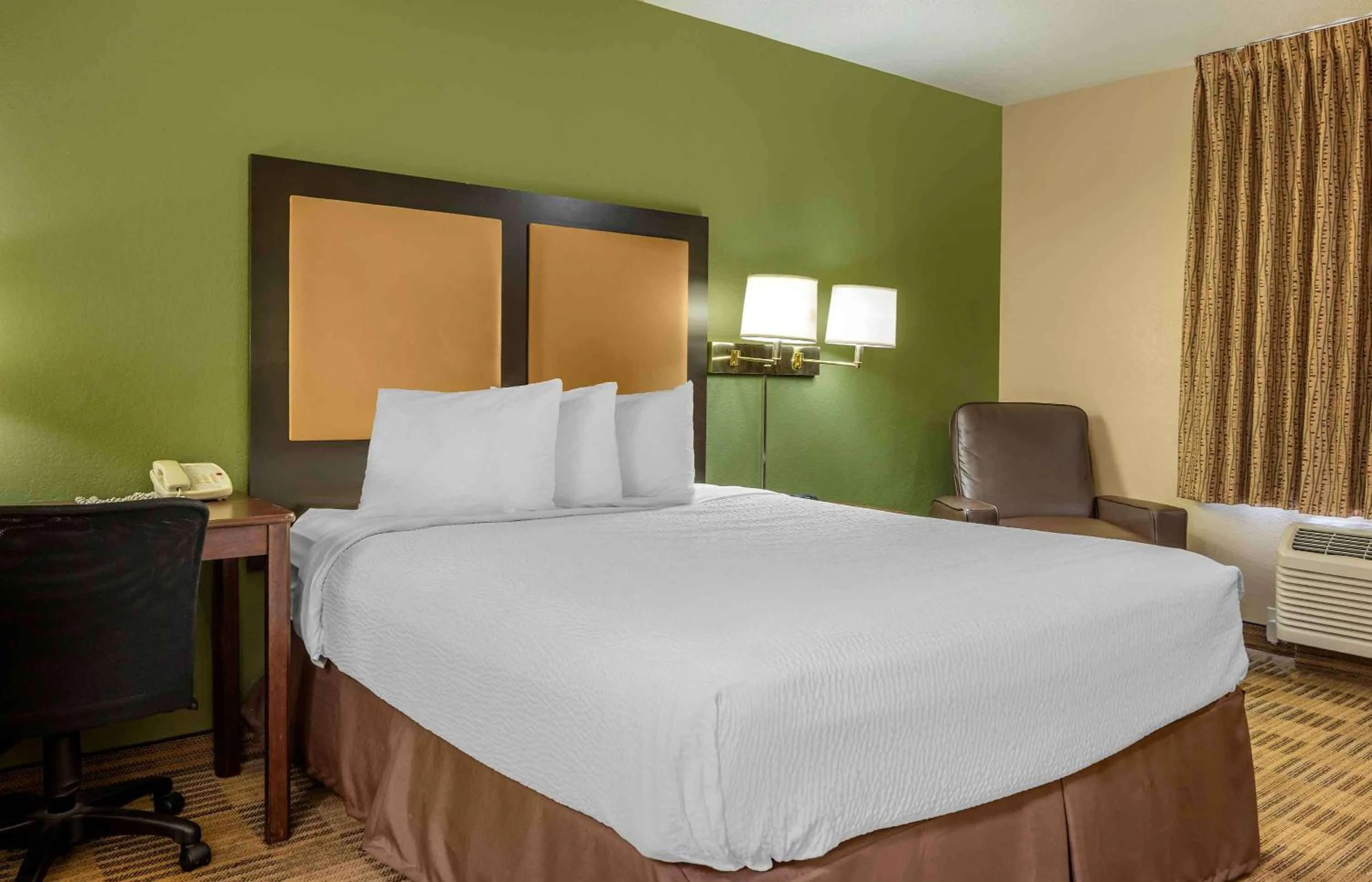Bedroom, Bed in Extended Stay America Select Suites - Detroit - Sterling Heights