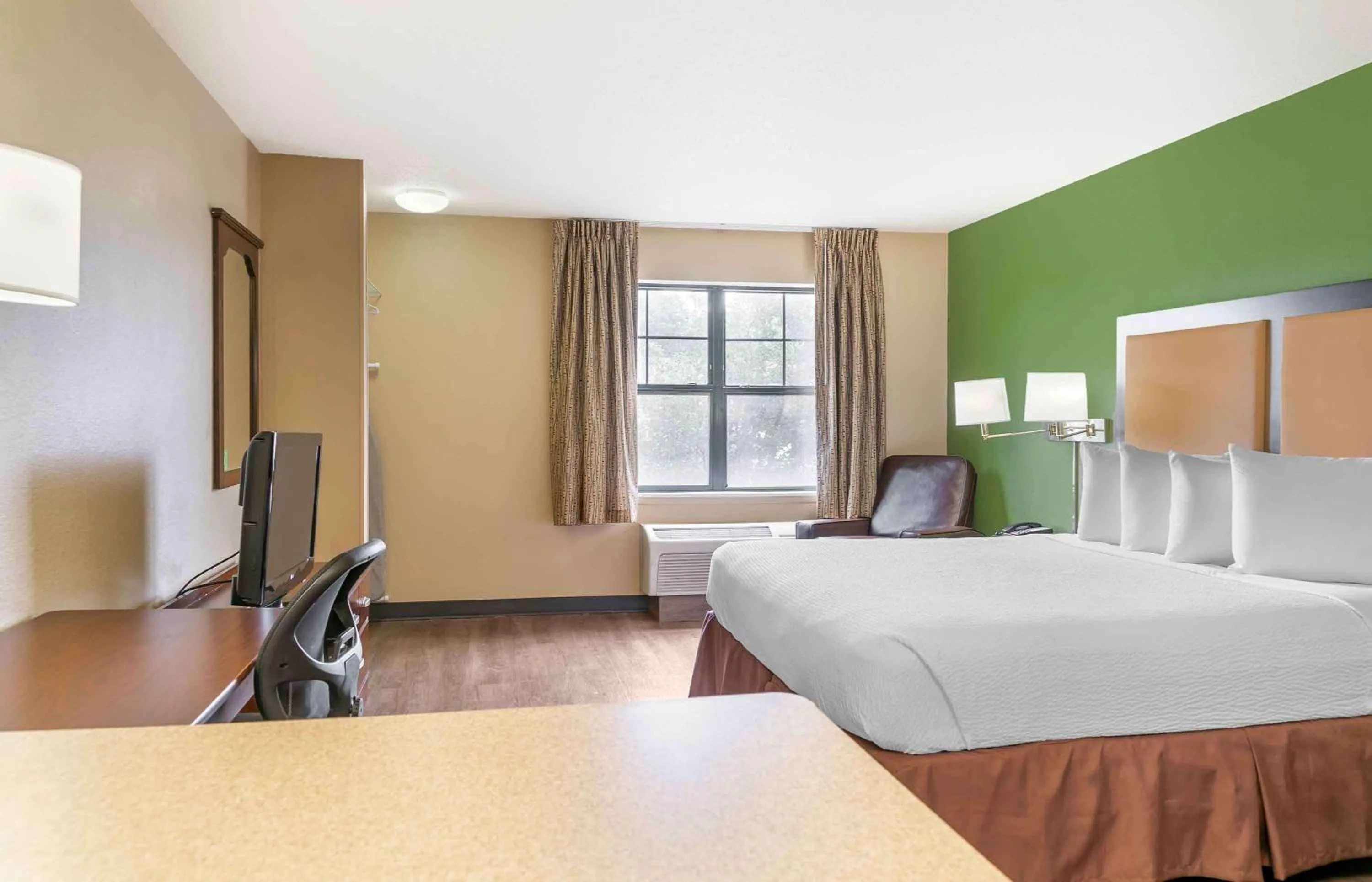 Bedroom, Bed in Extended Stay America Select Suites - Detroit - Sterling Heights