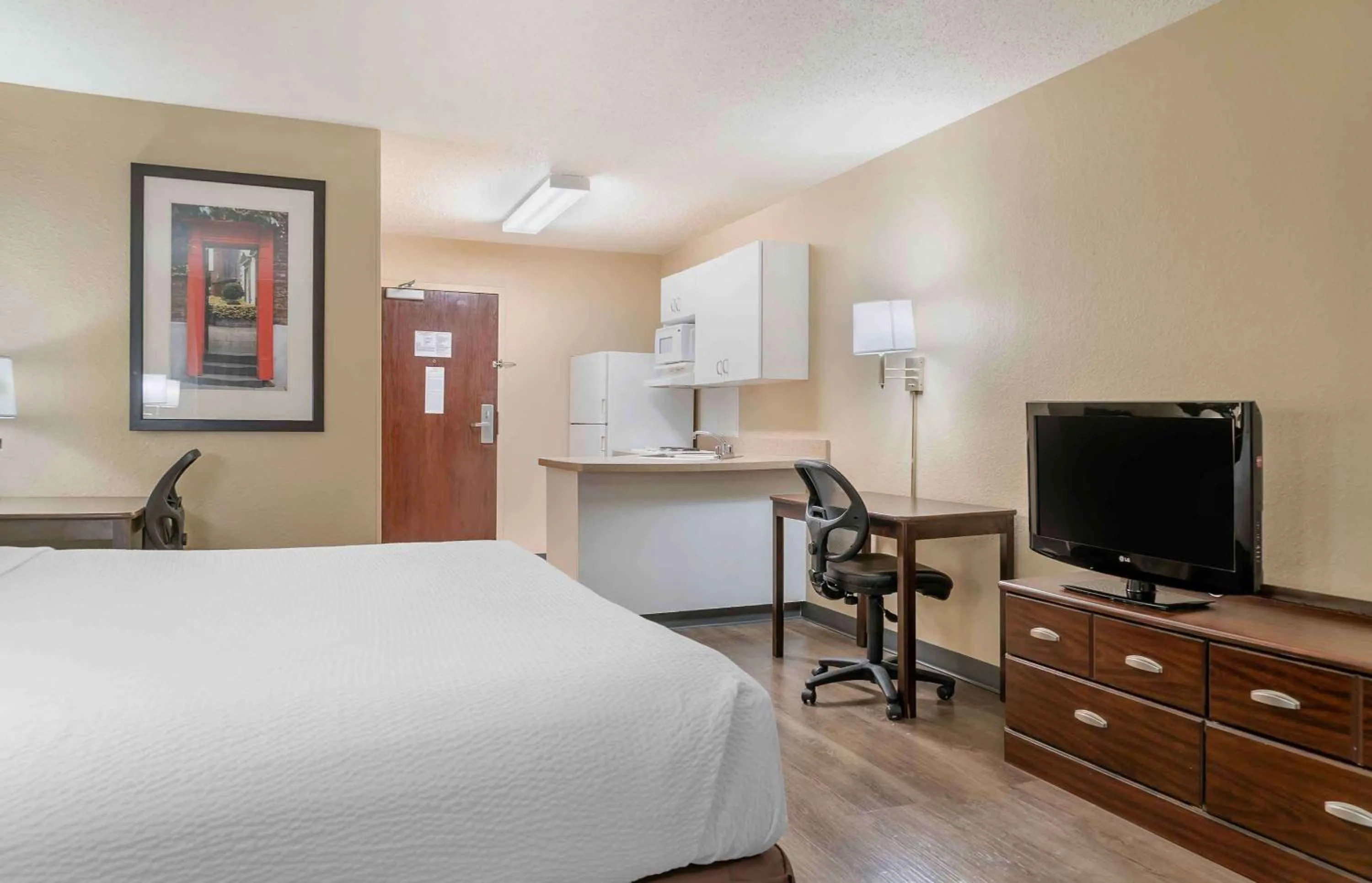 Bedroom, Bed in Extended Stay America Select Suites - Detroit - Sterling Heights