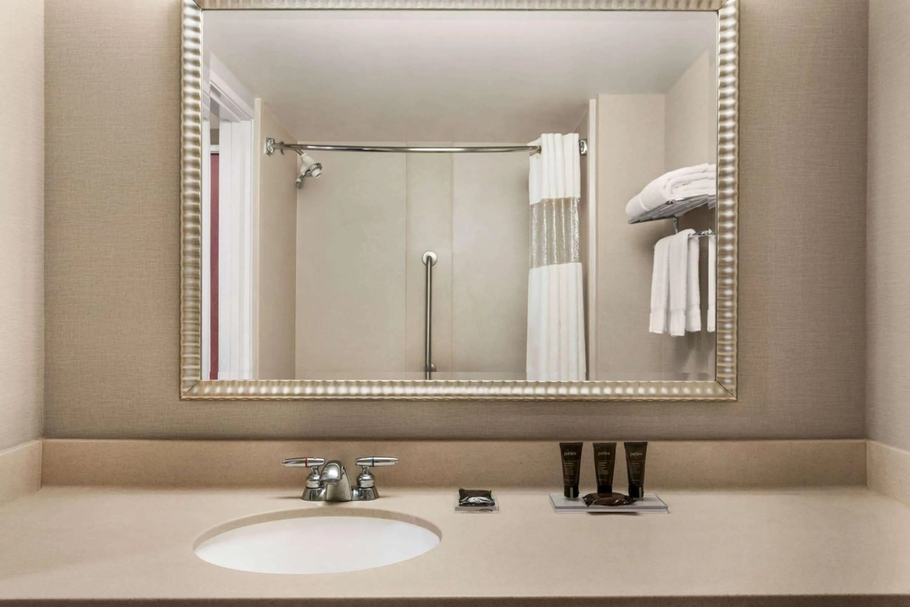 Bathroom in Wingate by Wyndham Bridgeport Clarksburg